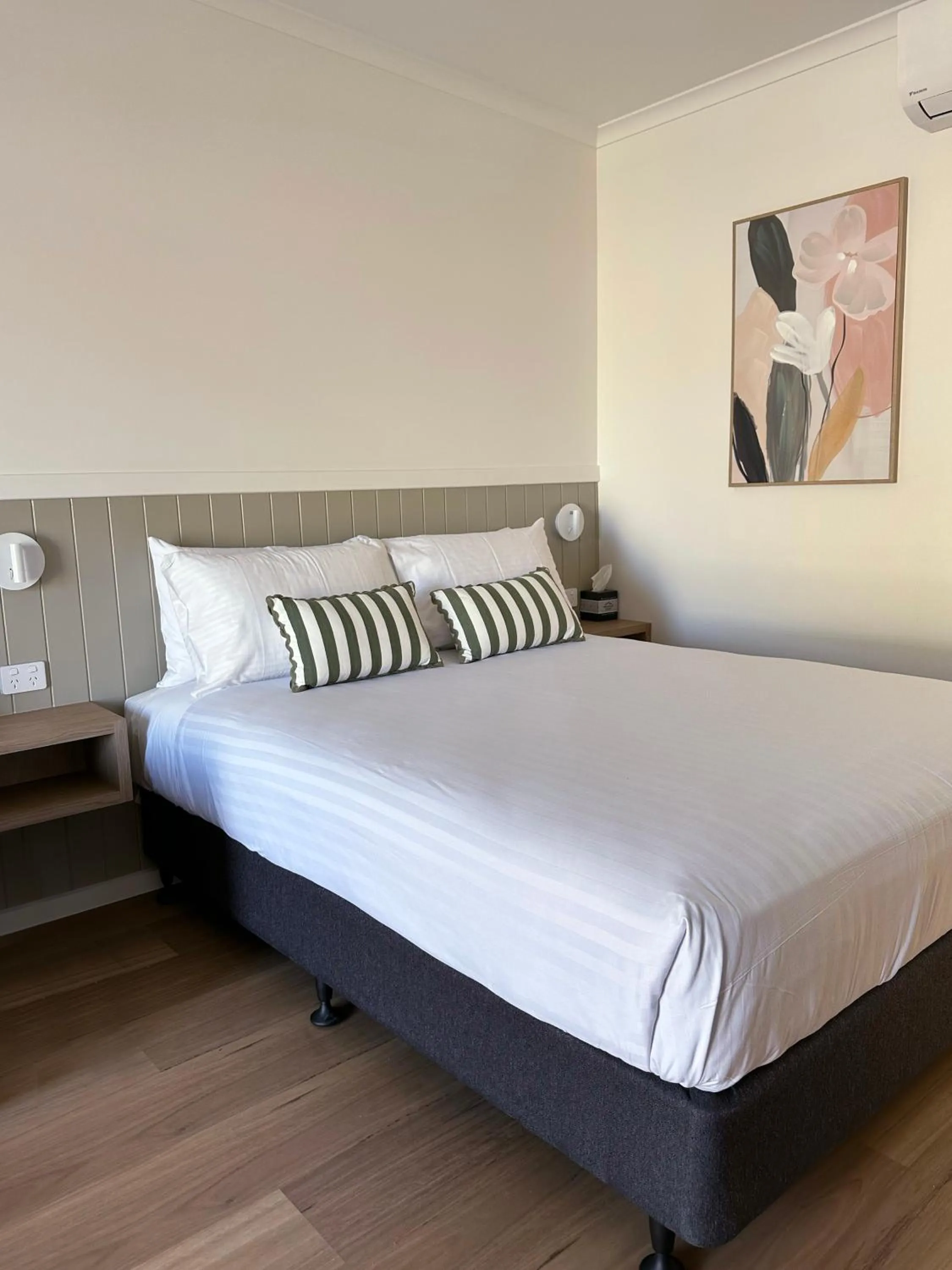 Bed in Catalina Motel Lake Macquarie