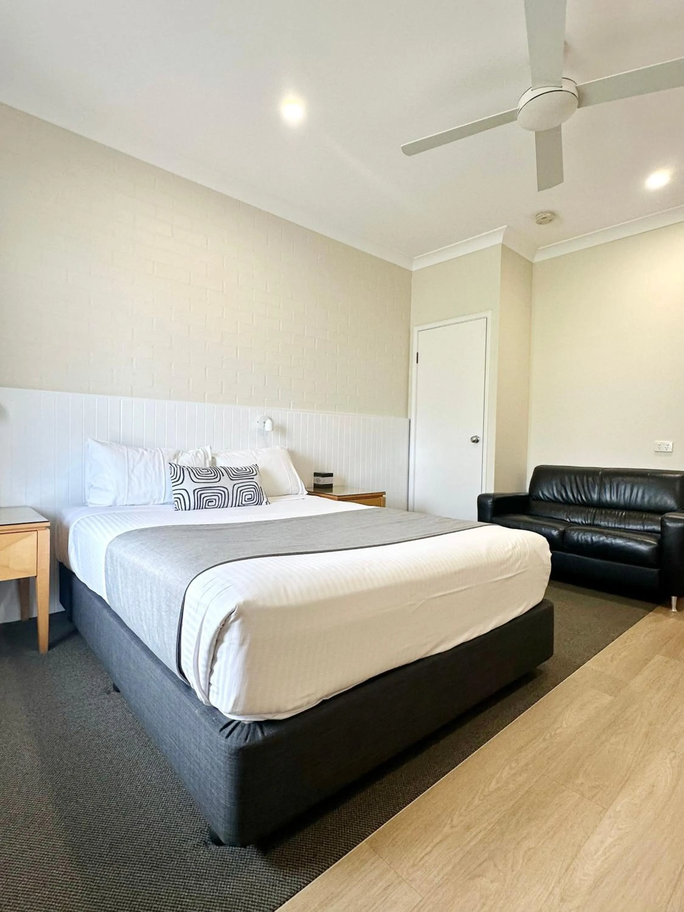 Bedroom, Bed in Catalina Motel Lake Macquarie