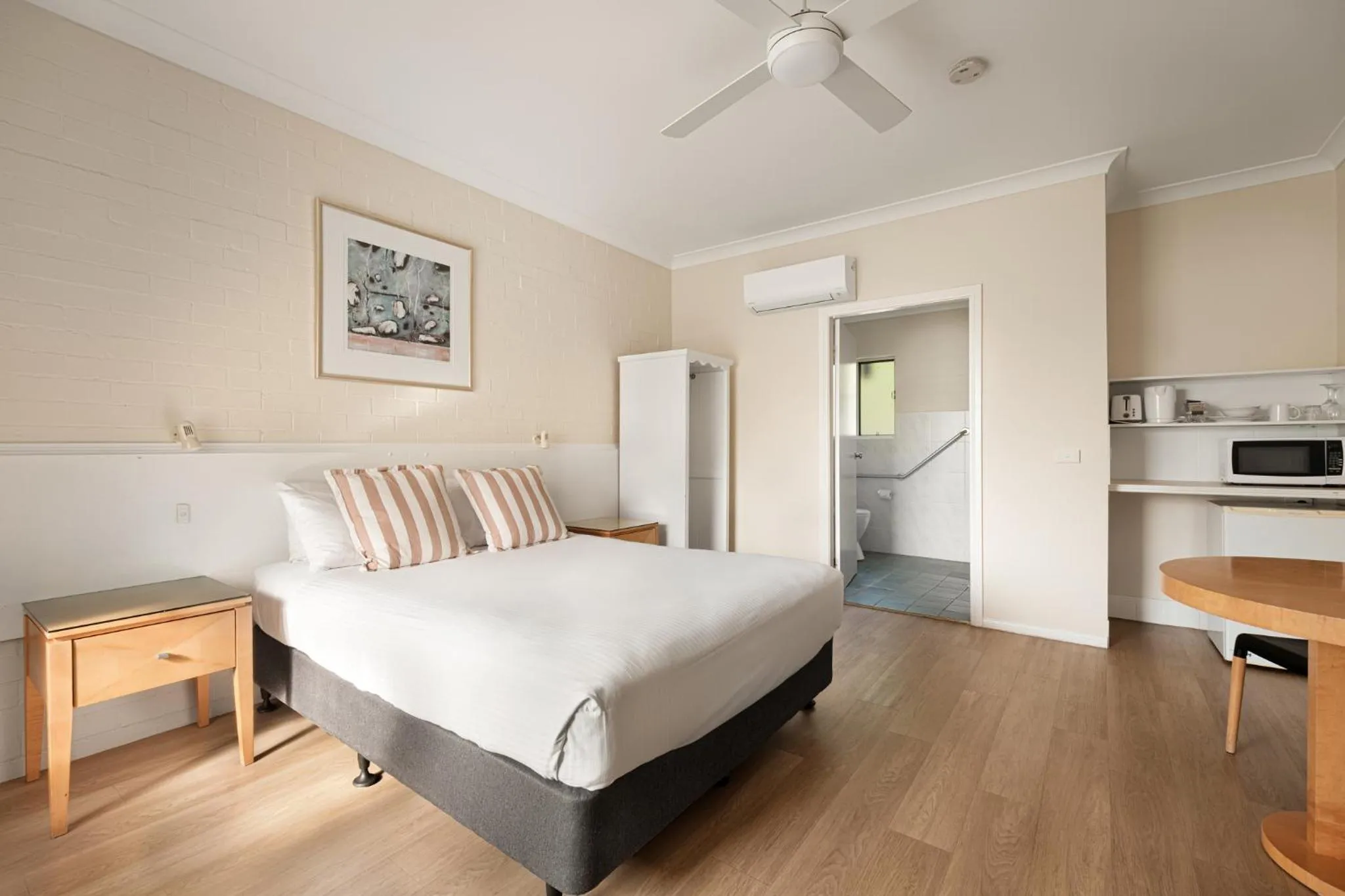 Bedroom, Bed in Catalina Motel Lake Macquarie