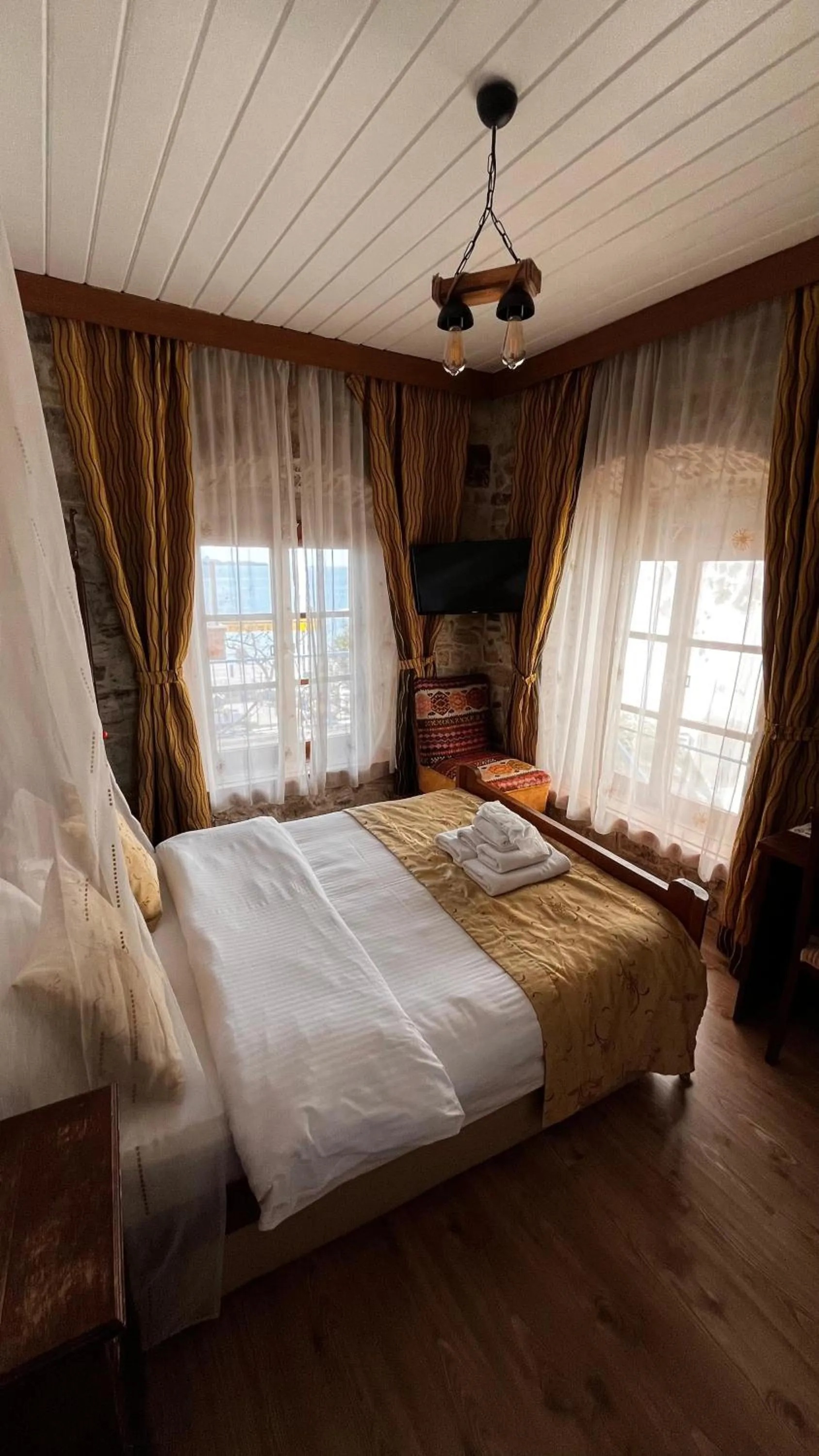 Photo of the whole room, Bed in Foca Antik Otel