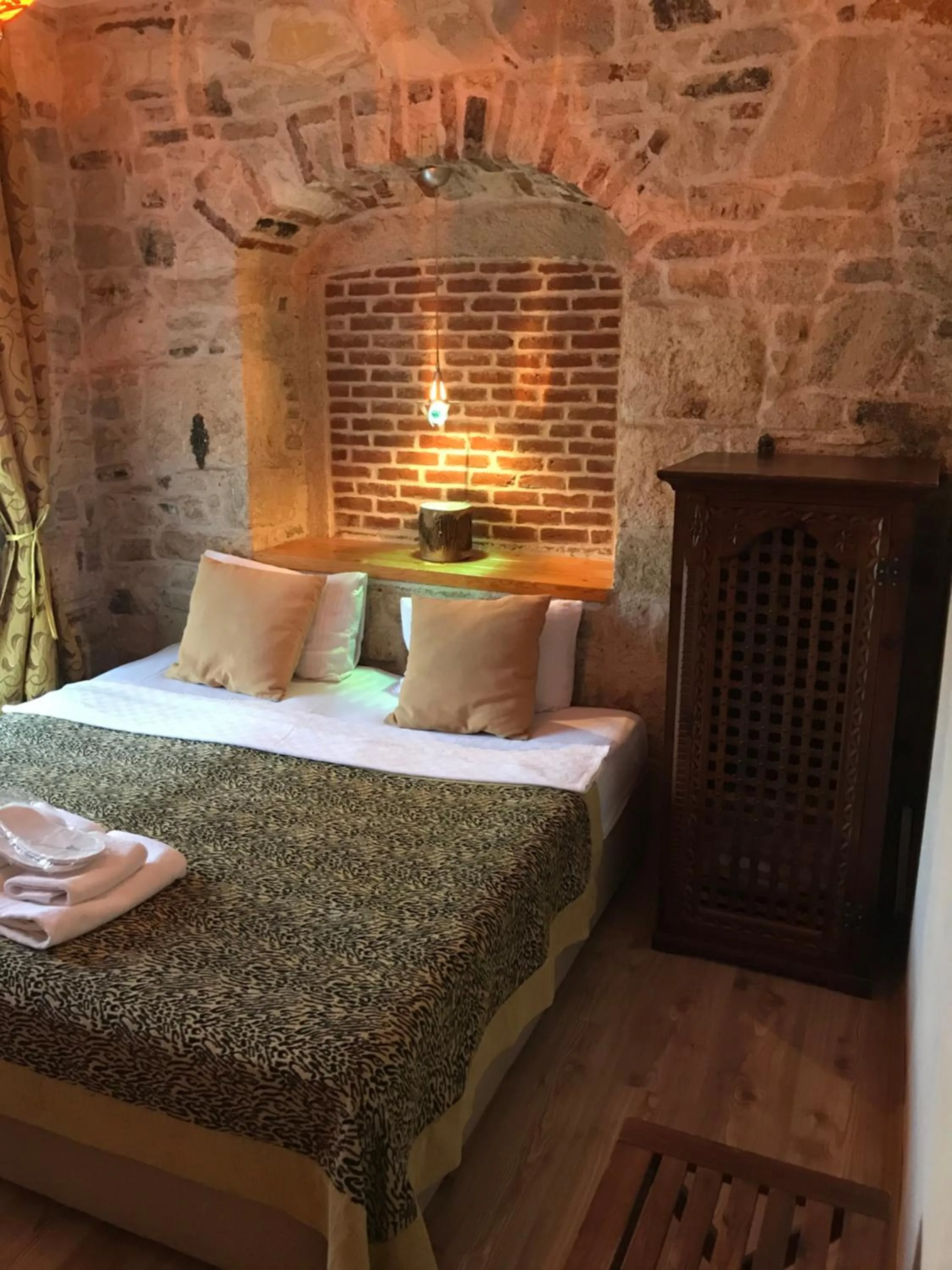 Photo of the whole room, Bed in Foca Antik Otel