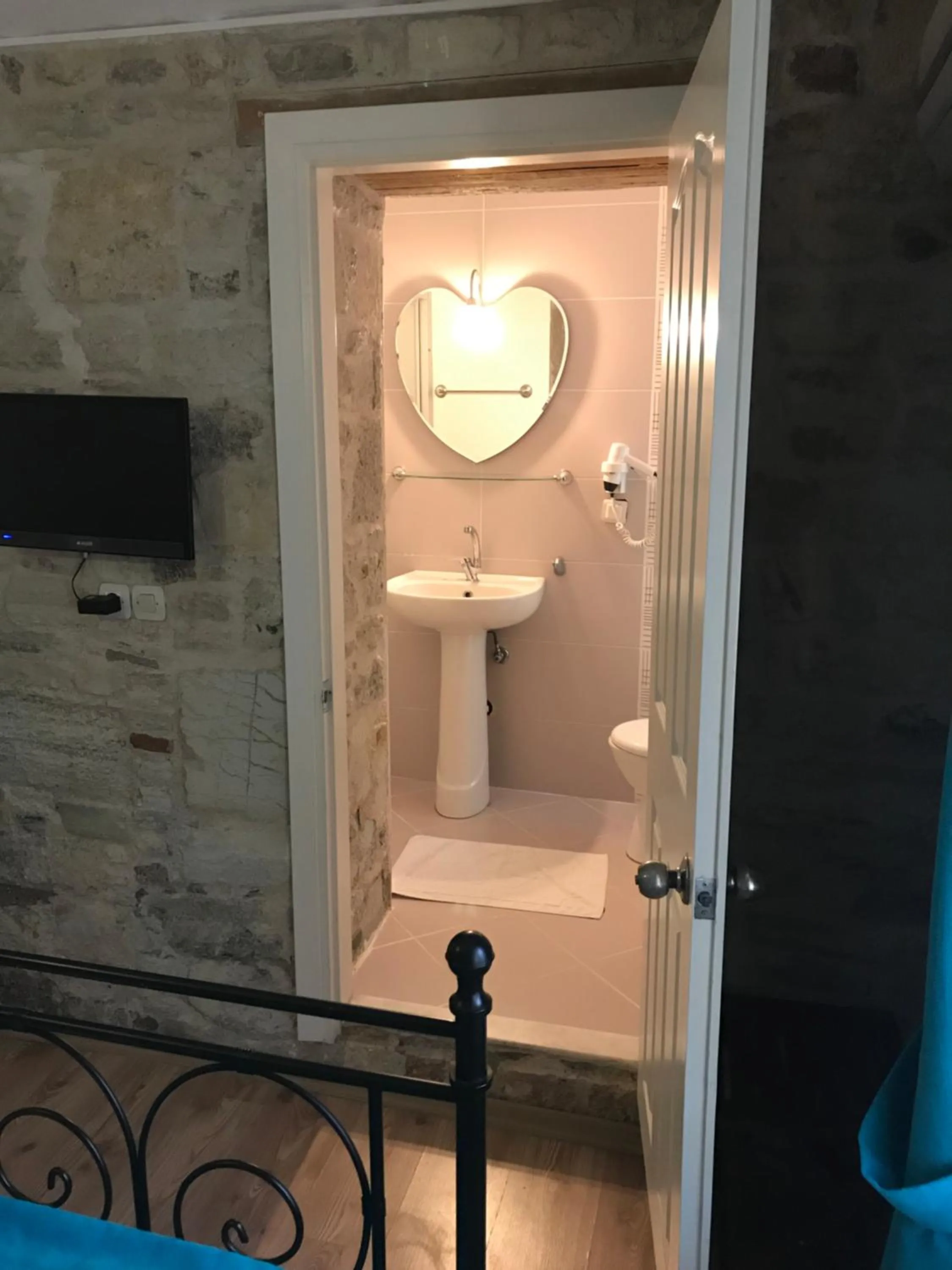 Bathroom in Foca Antik Otel