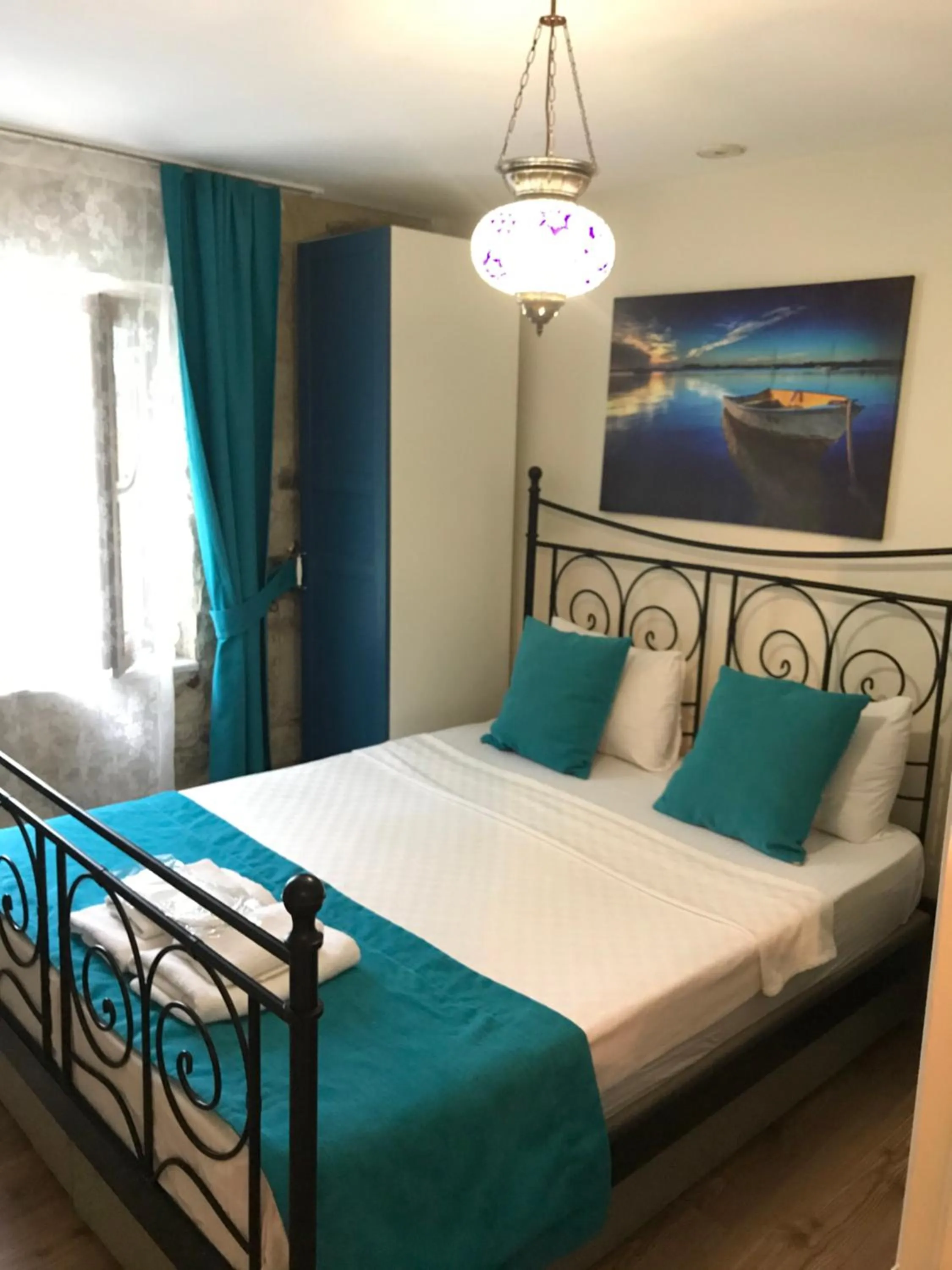 Photo of the whole room, Bed in Foca Antik Otel