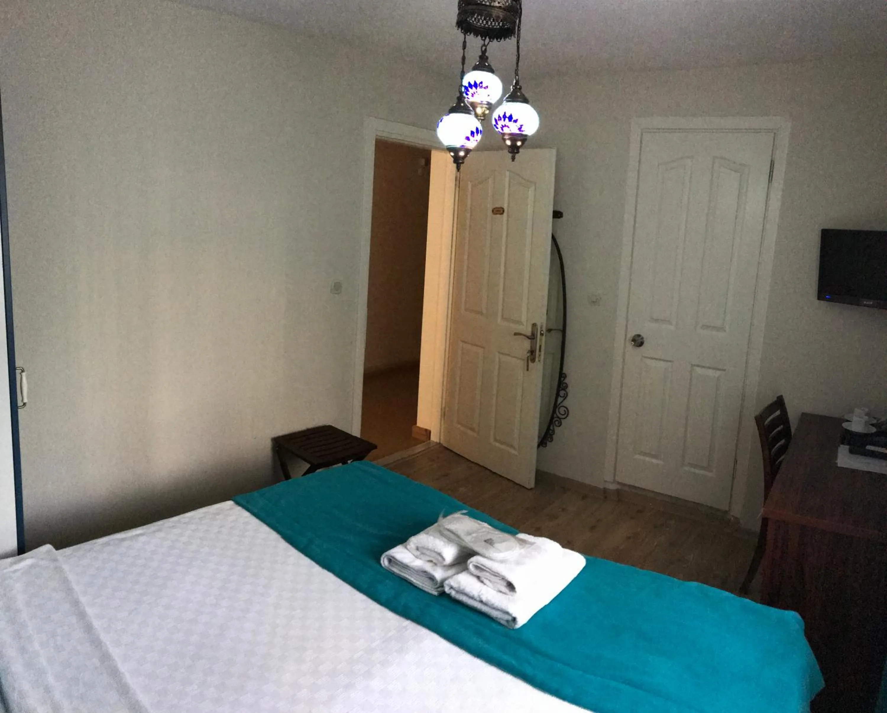 Photo of the whole room, Bed in Foca Antik Otel