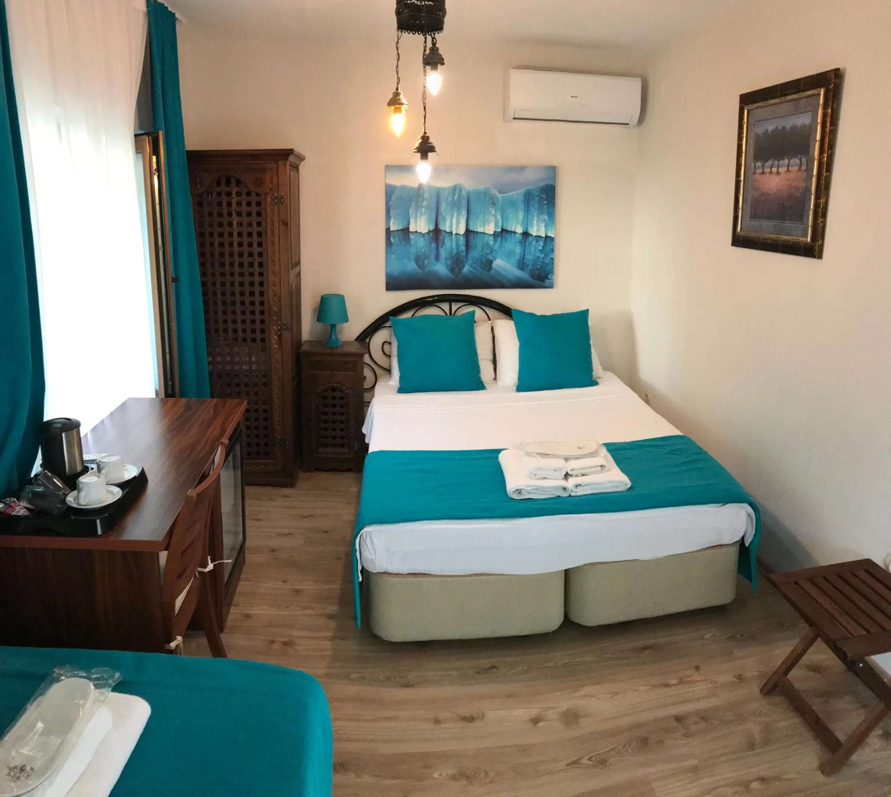 Photo of the whole room, Bed in Foca Antik Otel