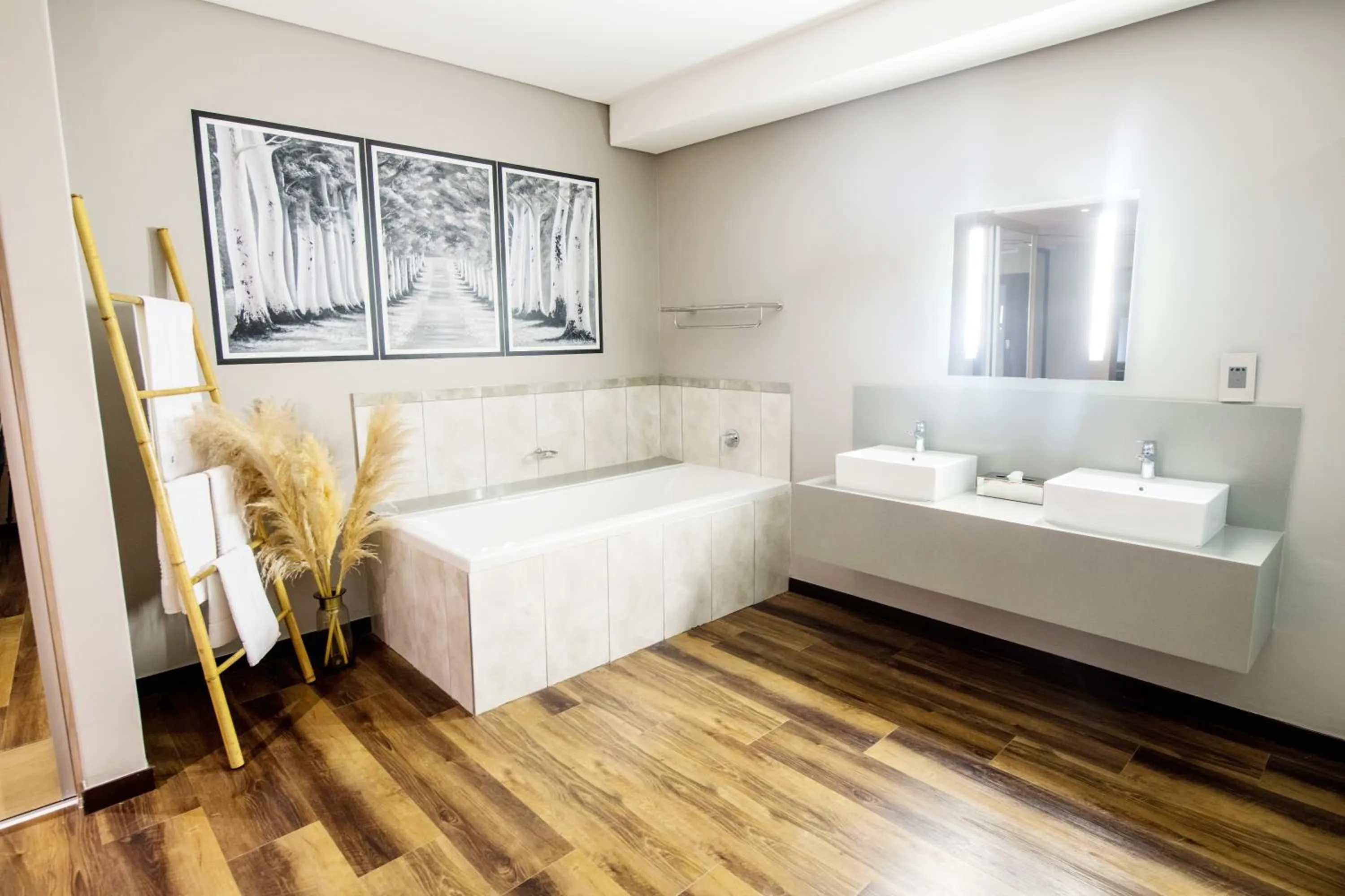 Bath, Bed in Happy Valley Hotel and Casino