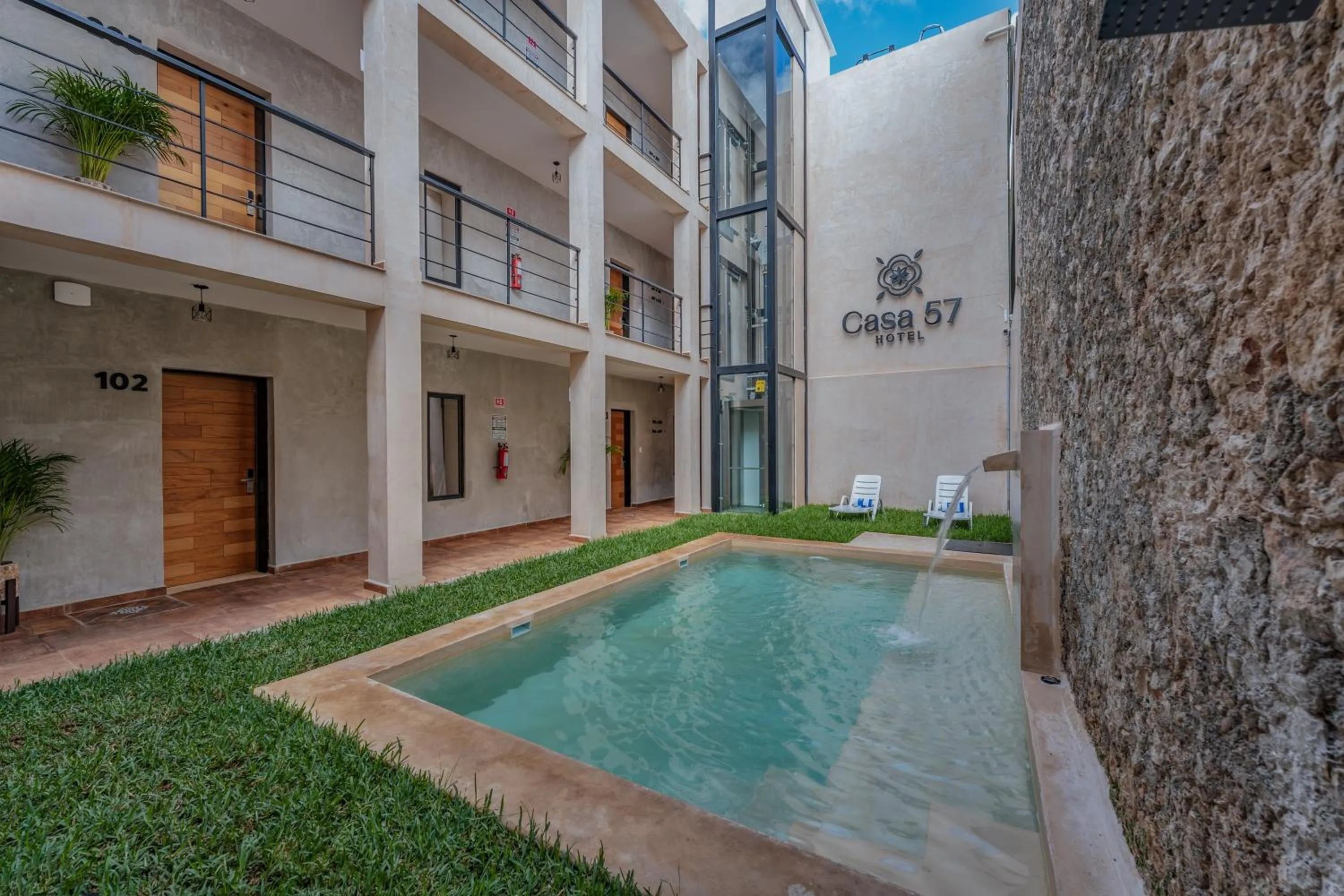 Swimming pool in Hotel Casa 57