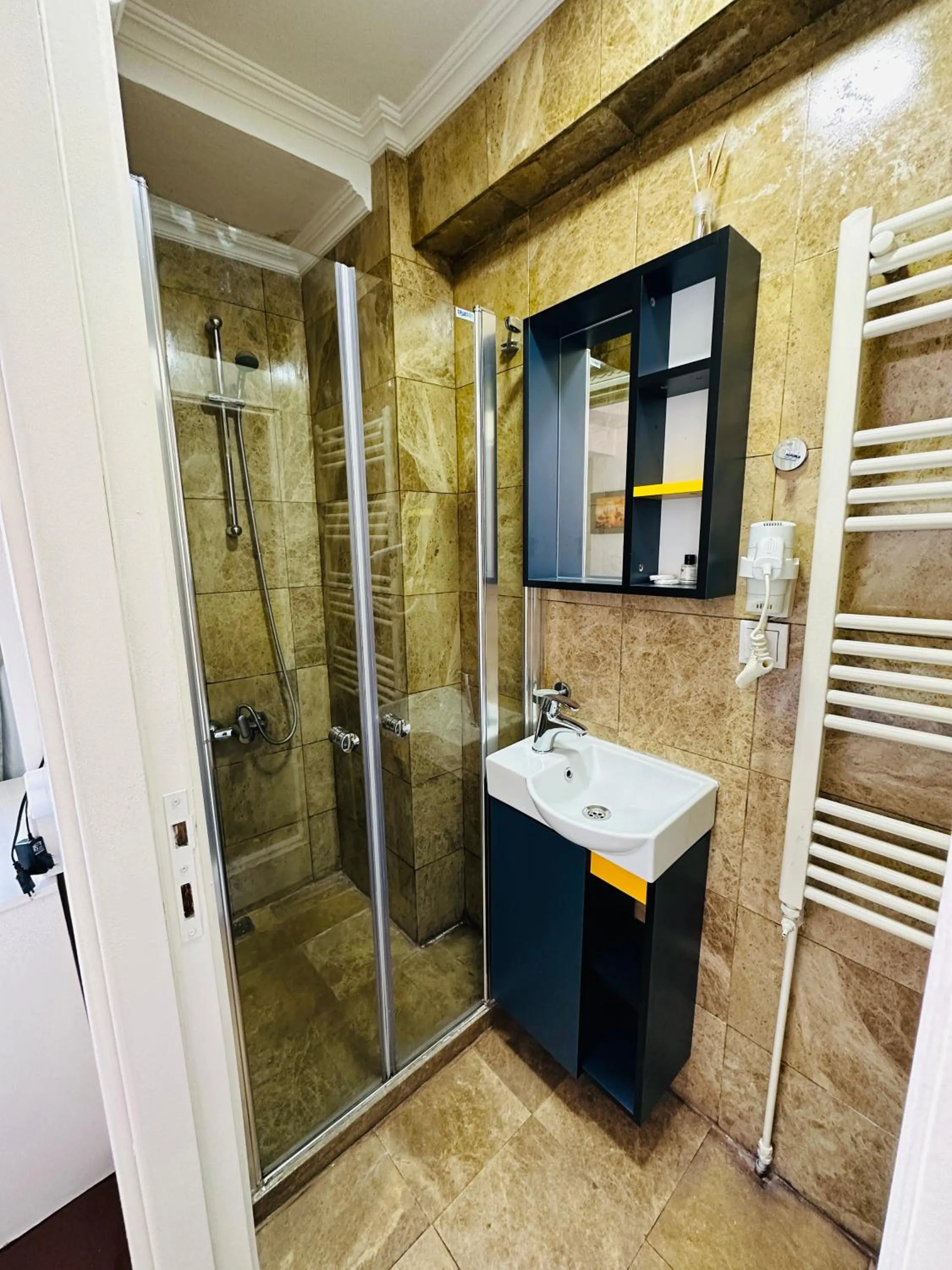 Shower in La Petite Maison Hotel