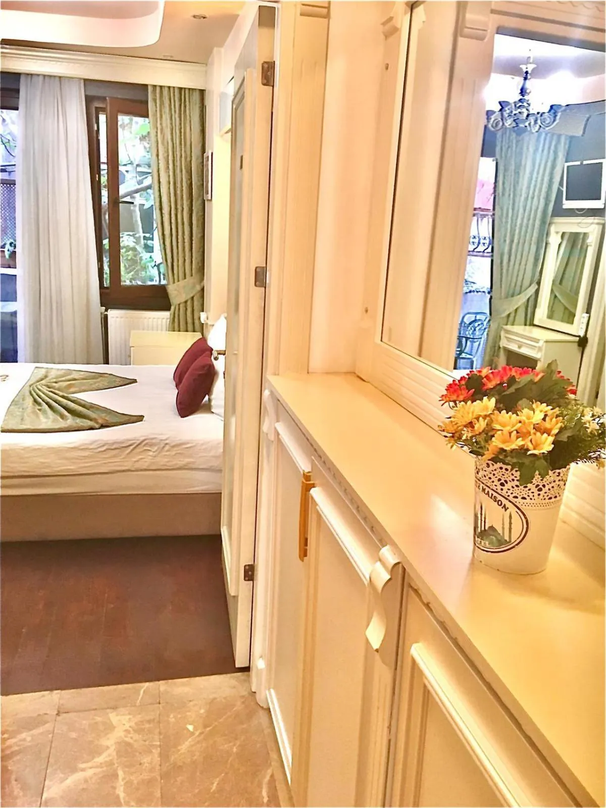 Massage, Bed in La Petite Maison Hotel