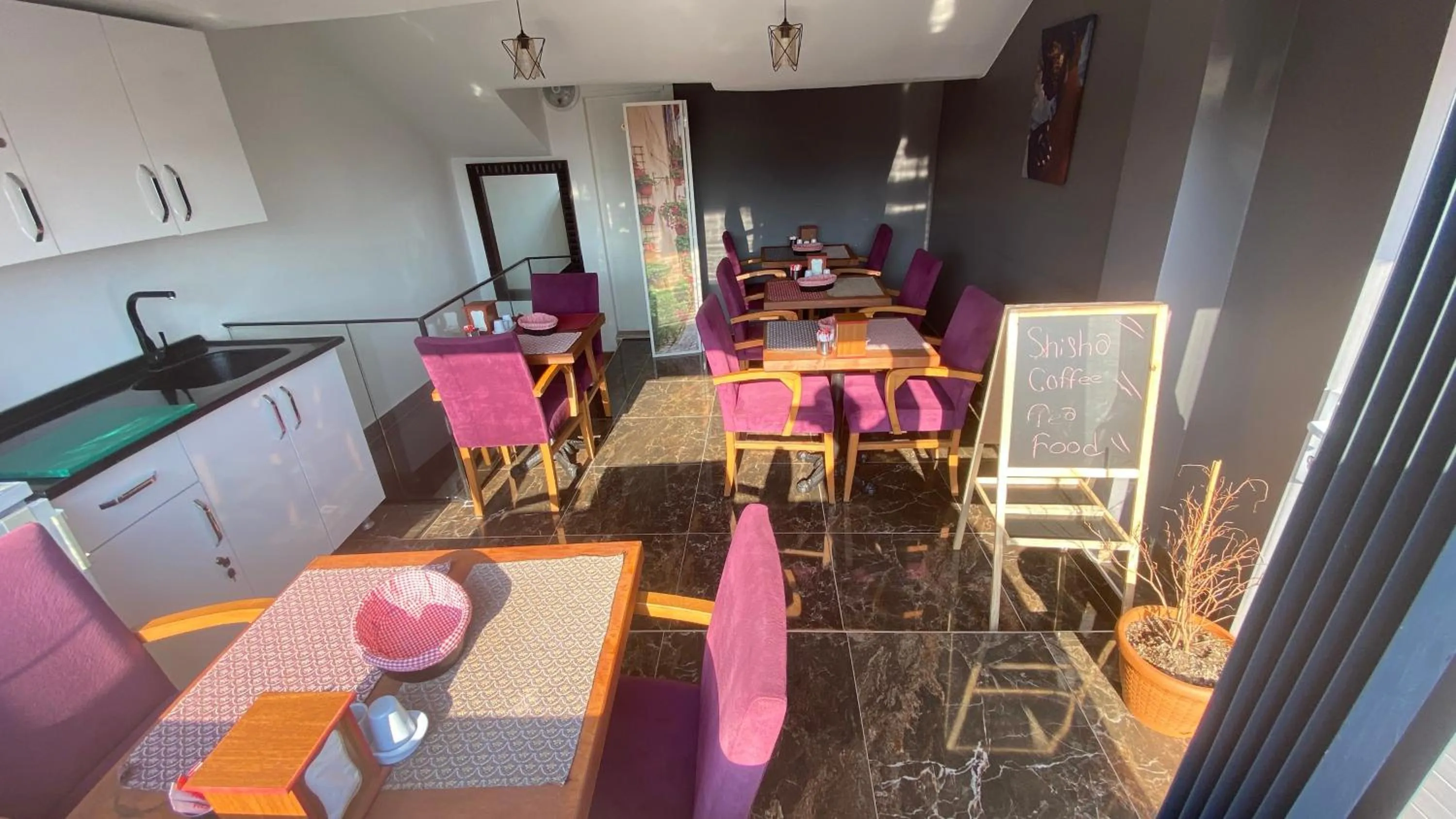 Restaurant/places to eat in La Petite Maison Hotel