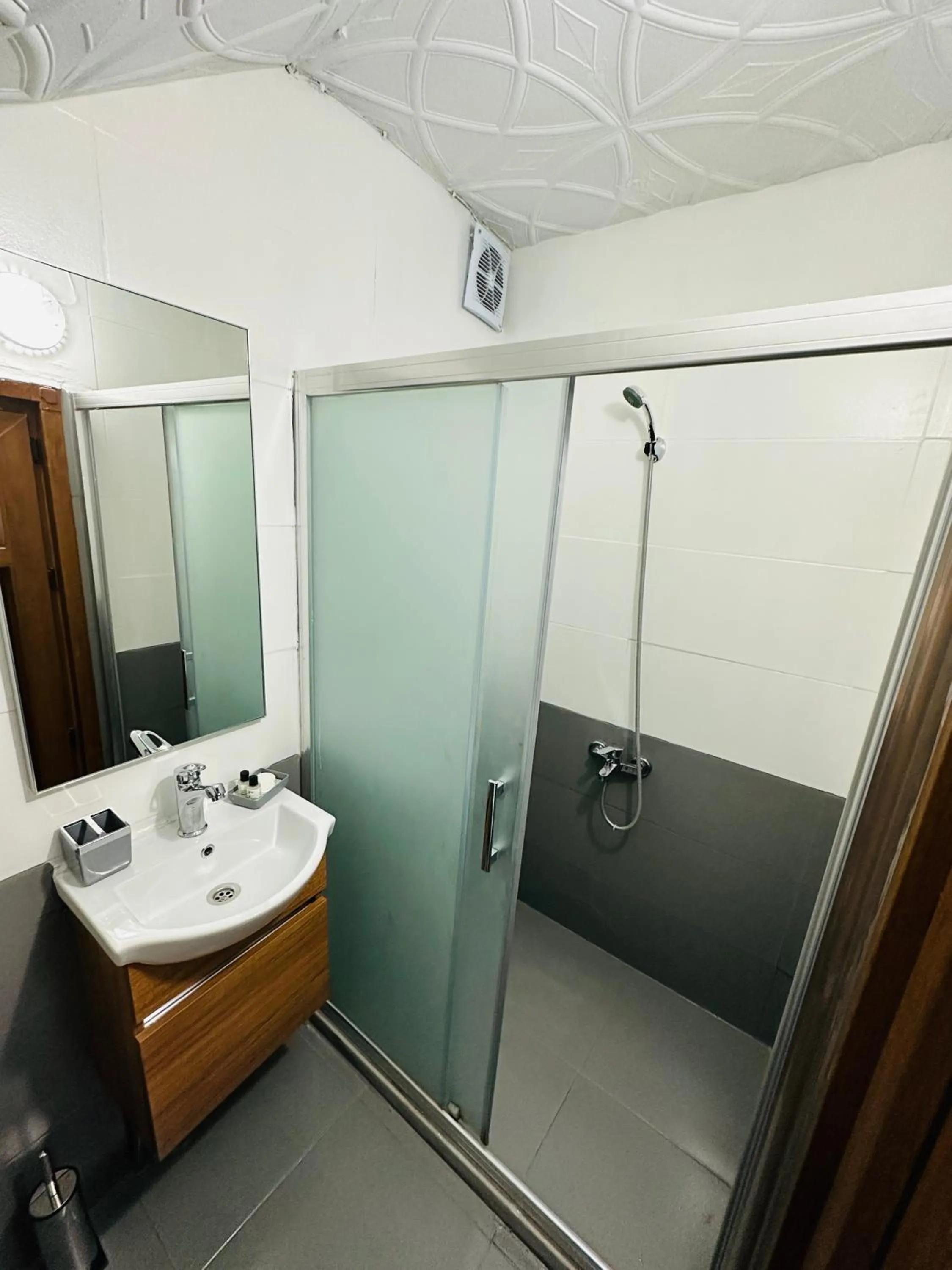 Shower in La Petite Maison Hotel