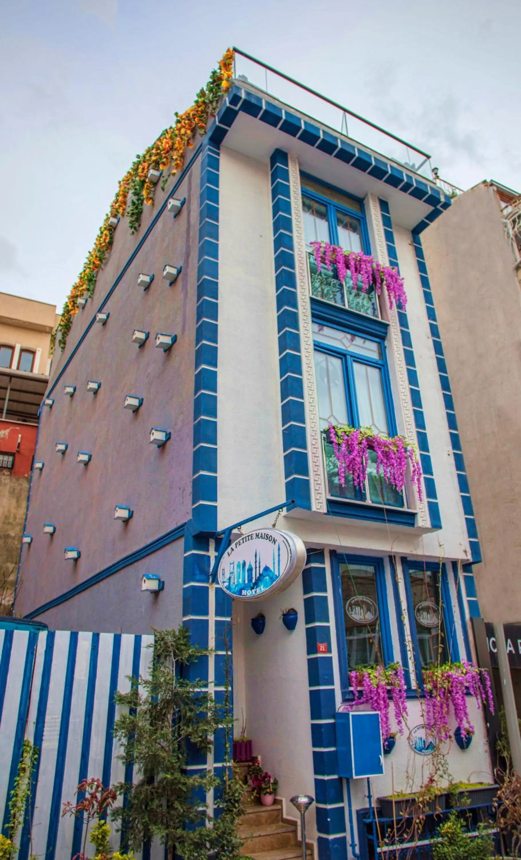 Property building in La Petite Maison Hotel
