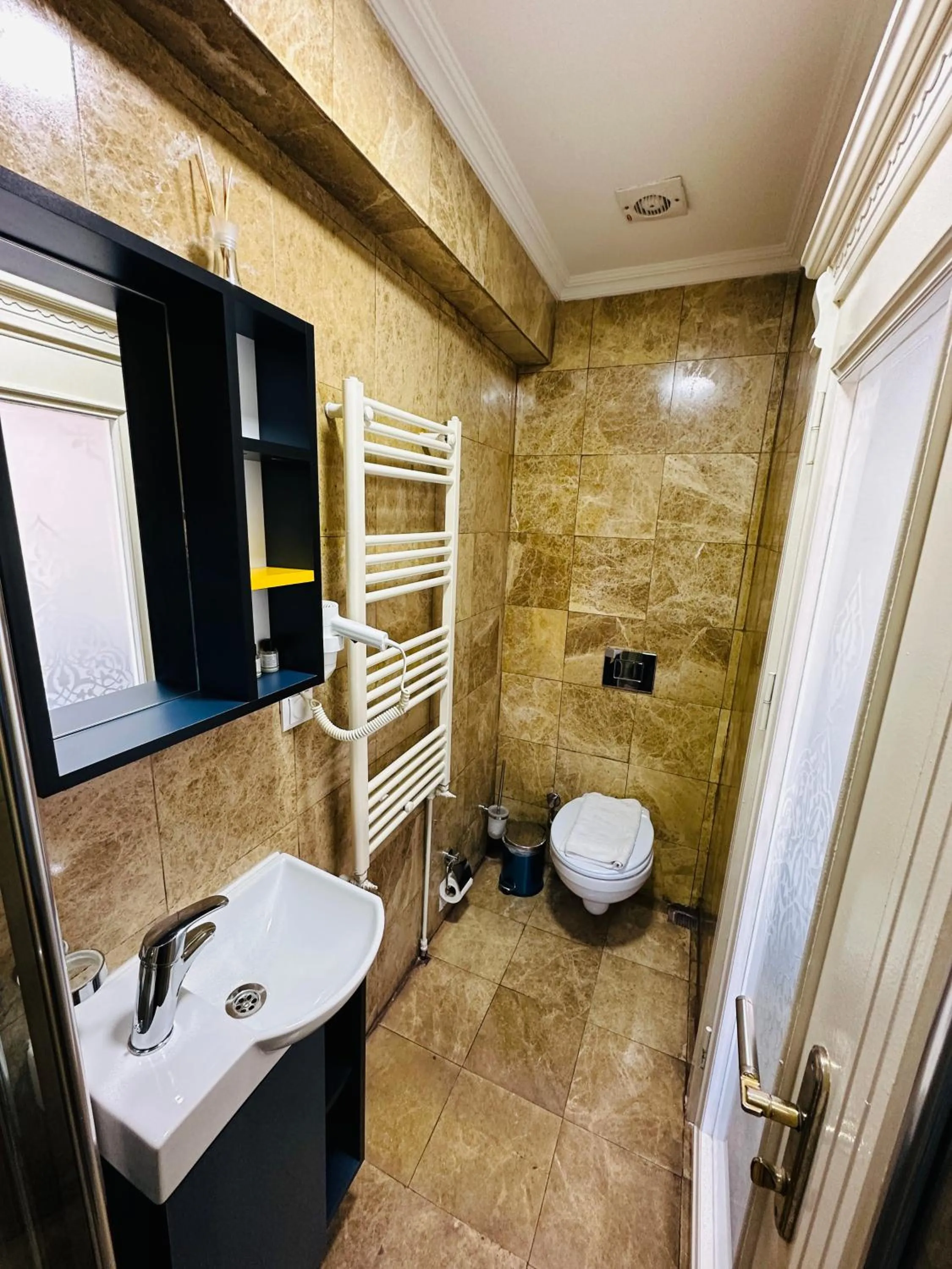 Shower in La Petite Maison Hotel