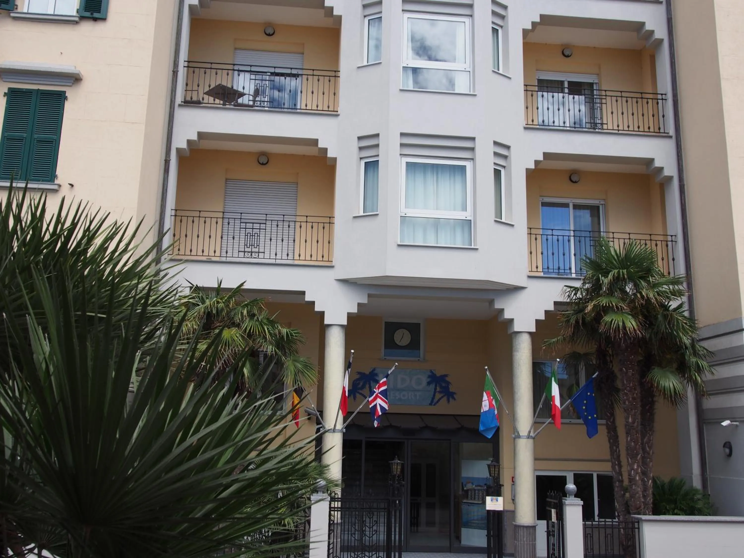 Facade/entrance in Lido Resort