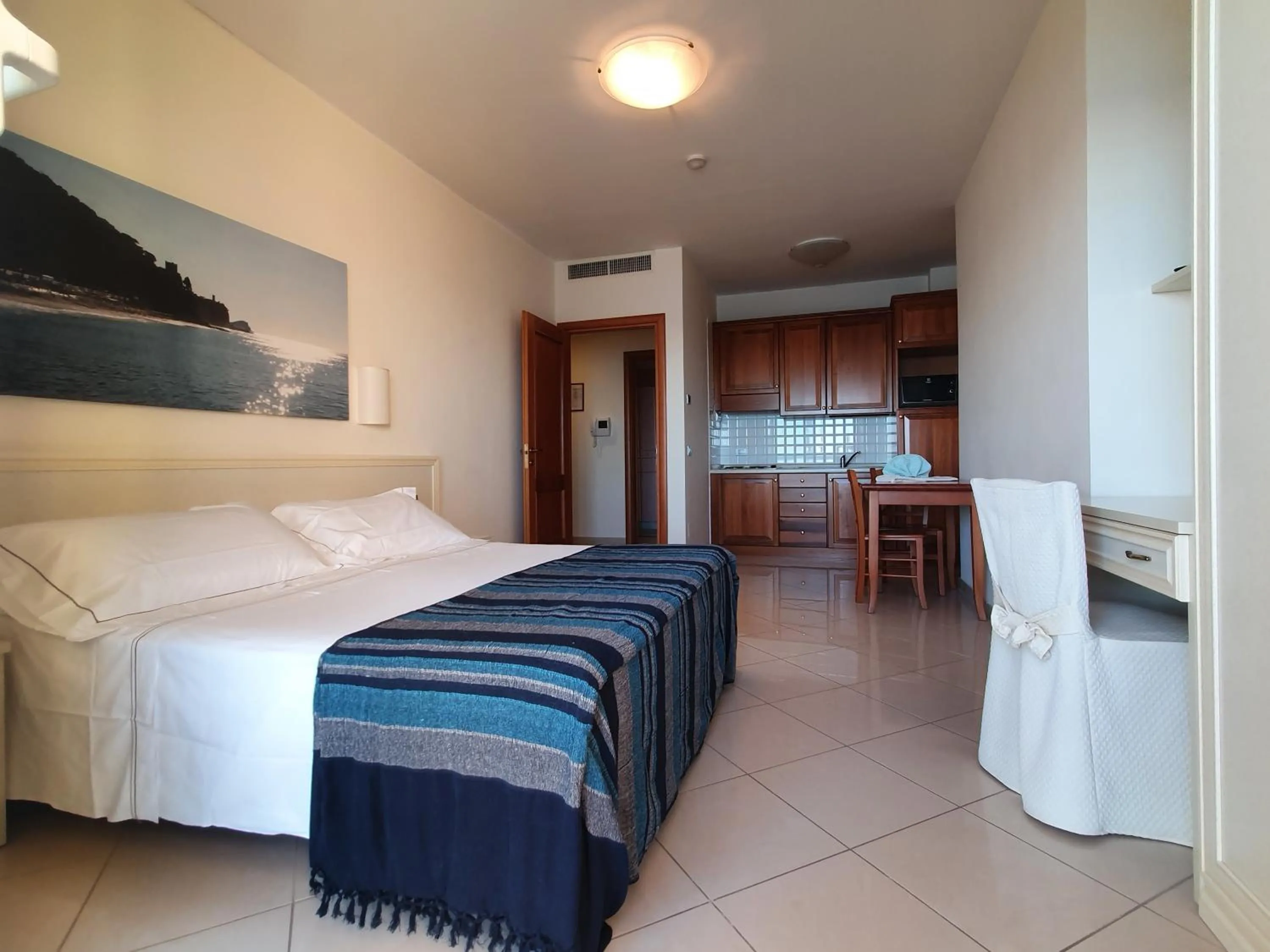 Kitchen or kitchenette, Bed in Lido Resort