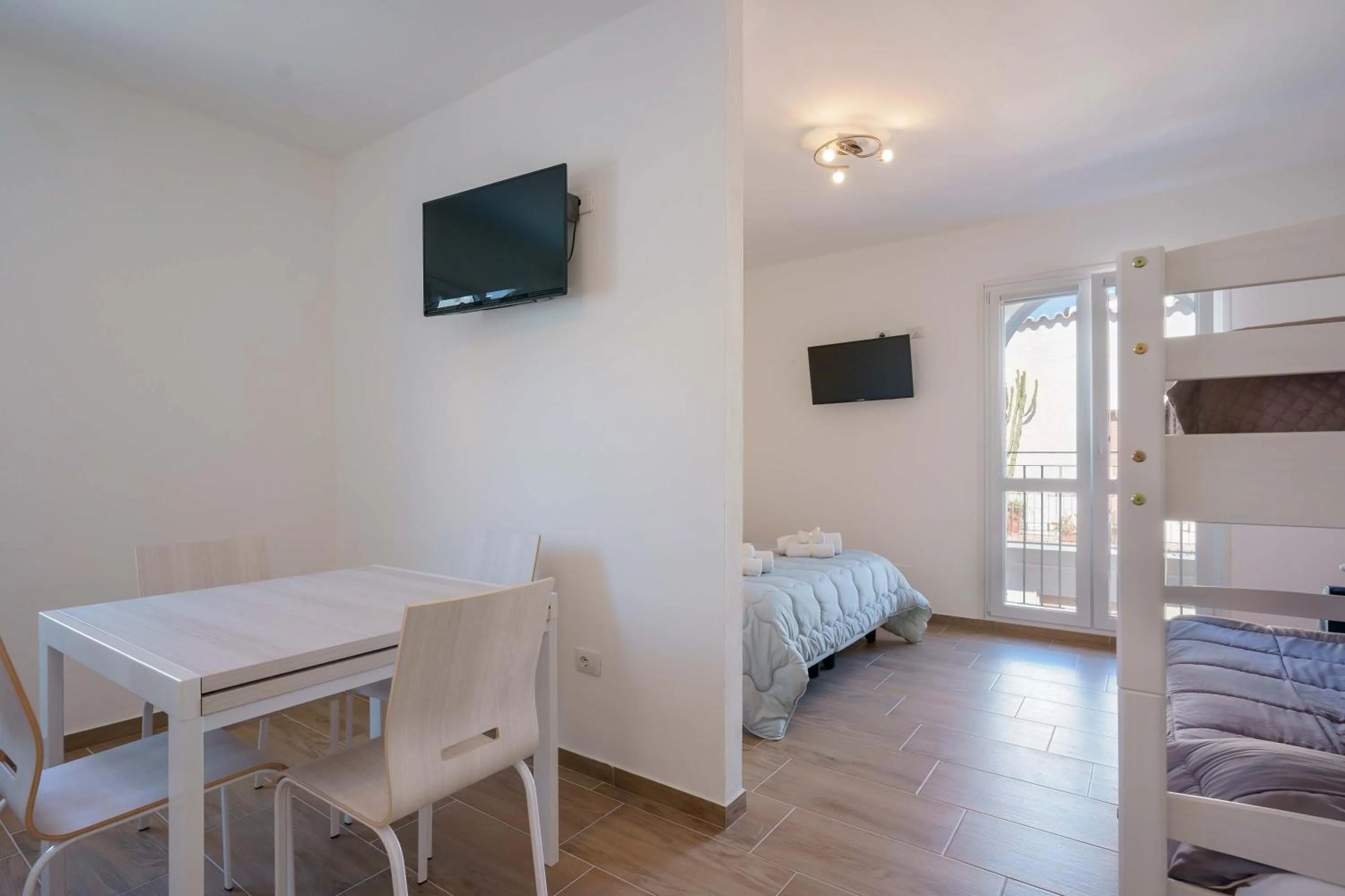 Communal lounge/ TV room, Bed in CalaBisso