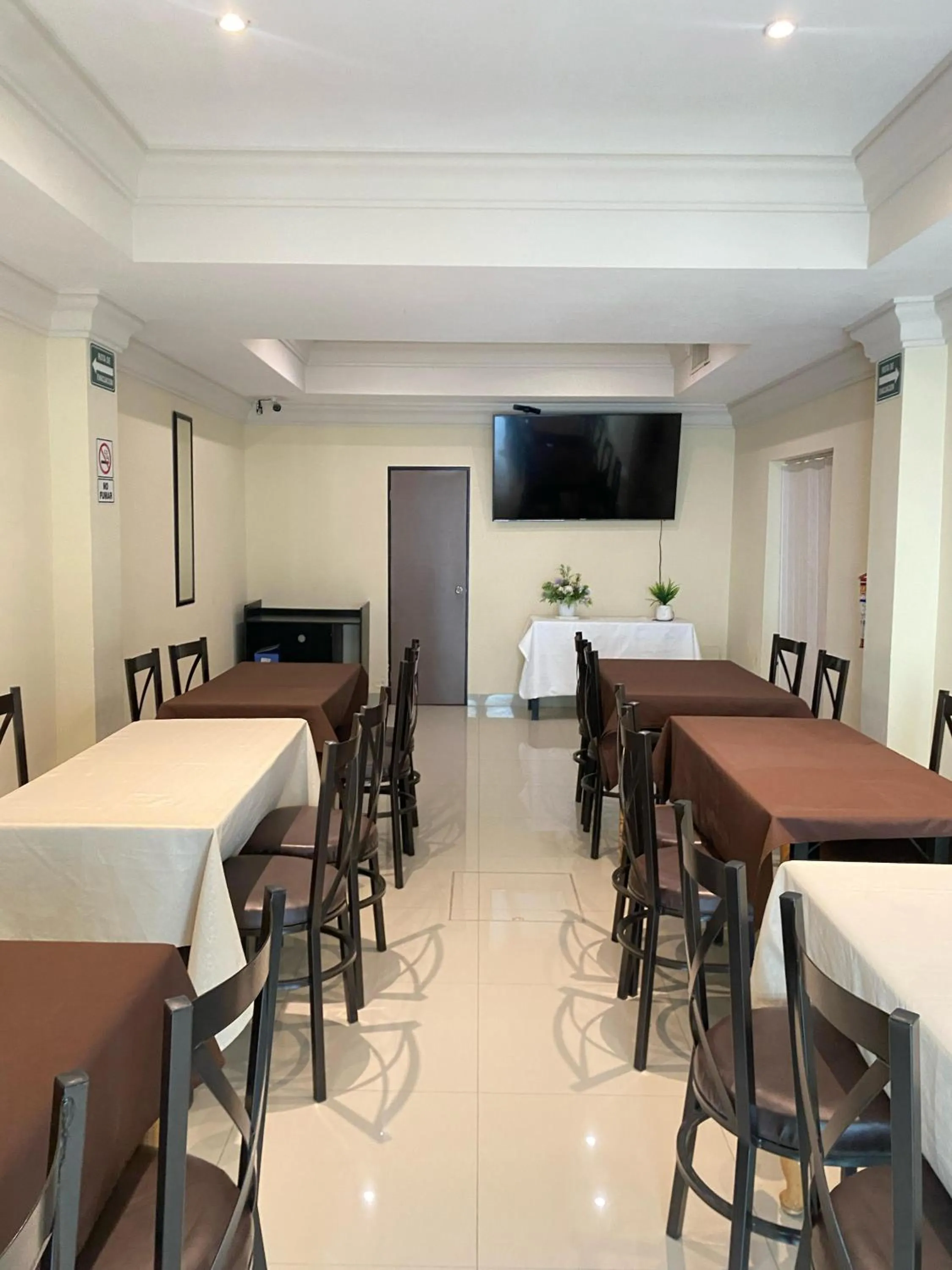 Seating area in Hotel Plaza Express