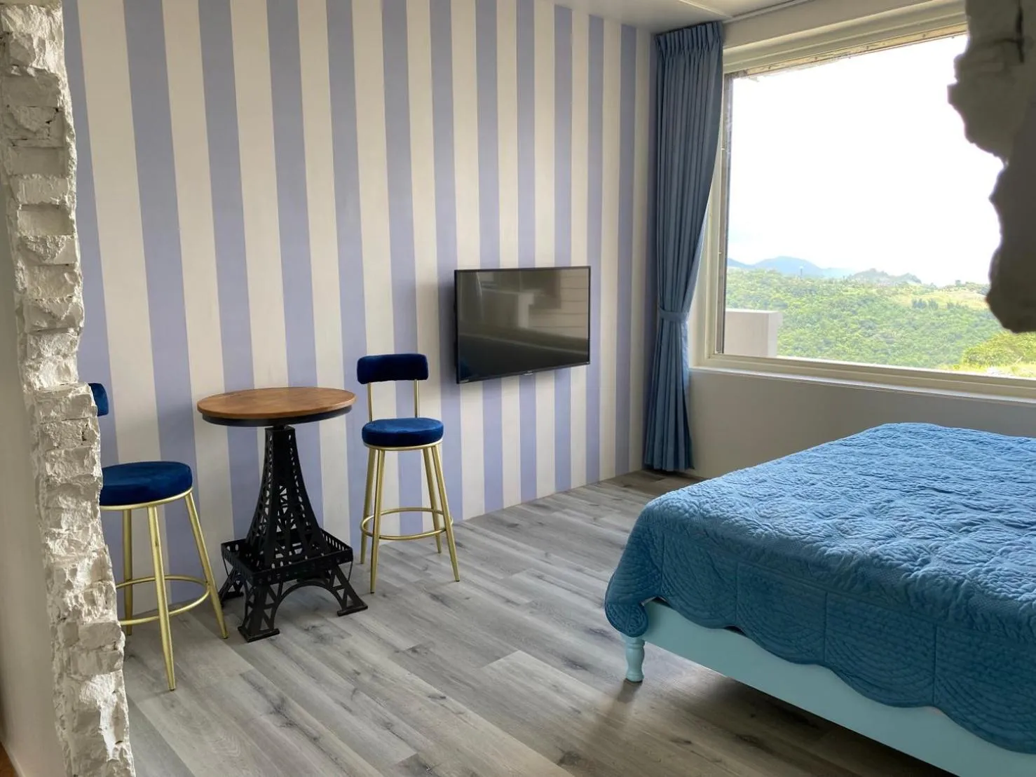 TV and multimedia, Bed in Hao Wang Jiao House