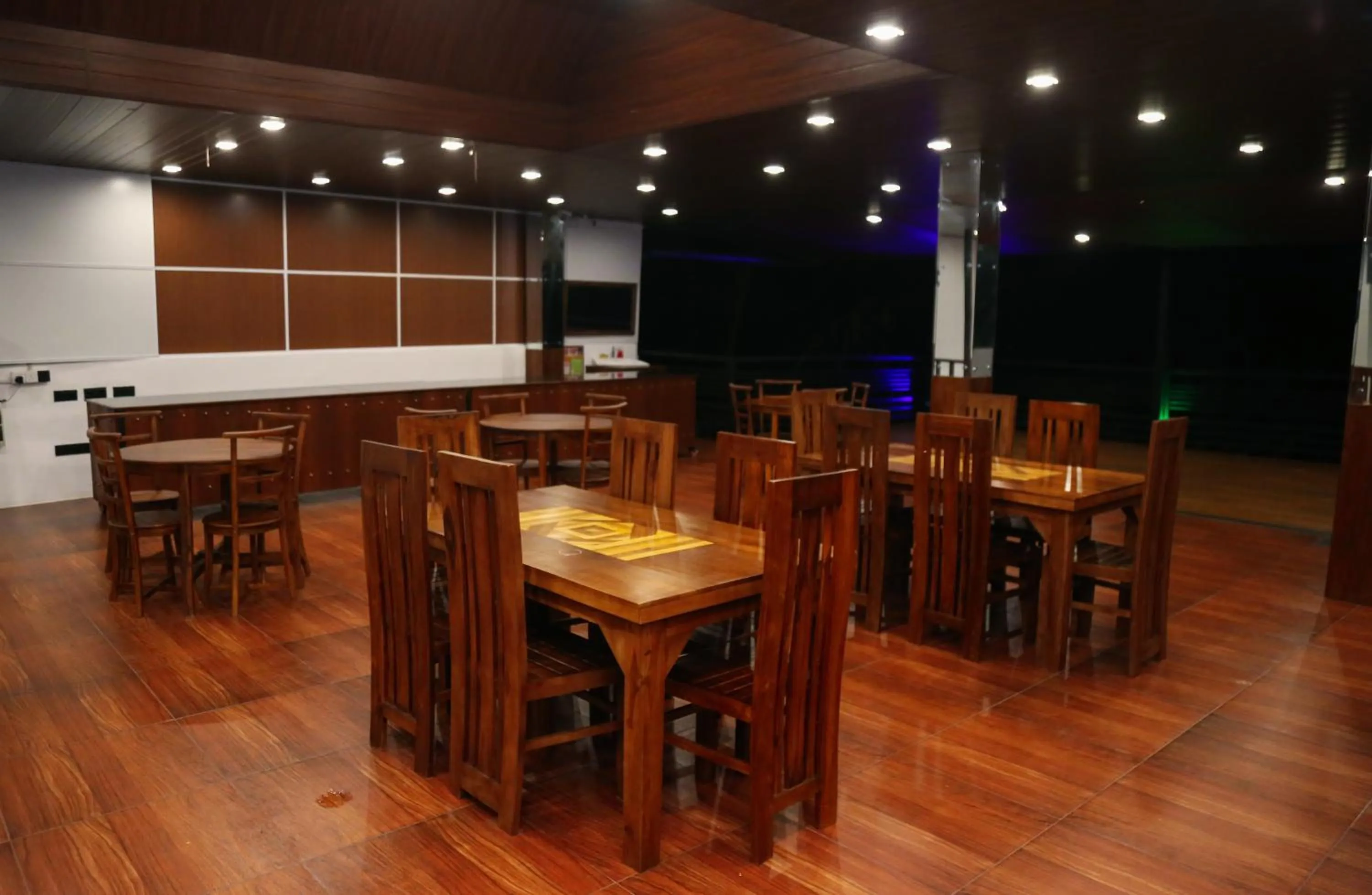 Restaurant/places to eat in Hotel Sara