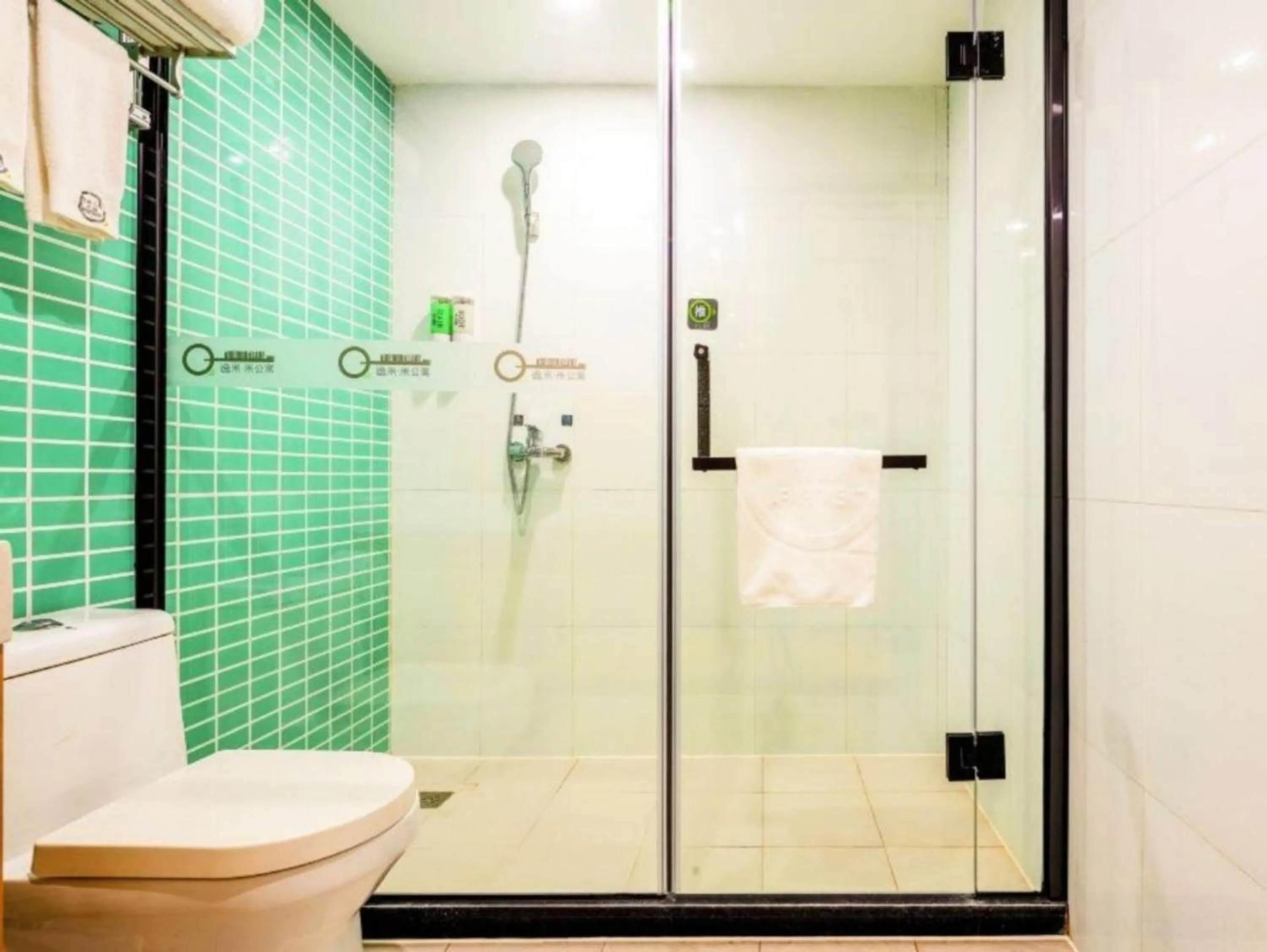 Shower in Yimimi Apartment - Guangzhou 13th Line Yide Road Metro Station