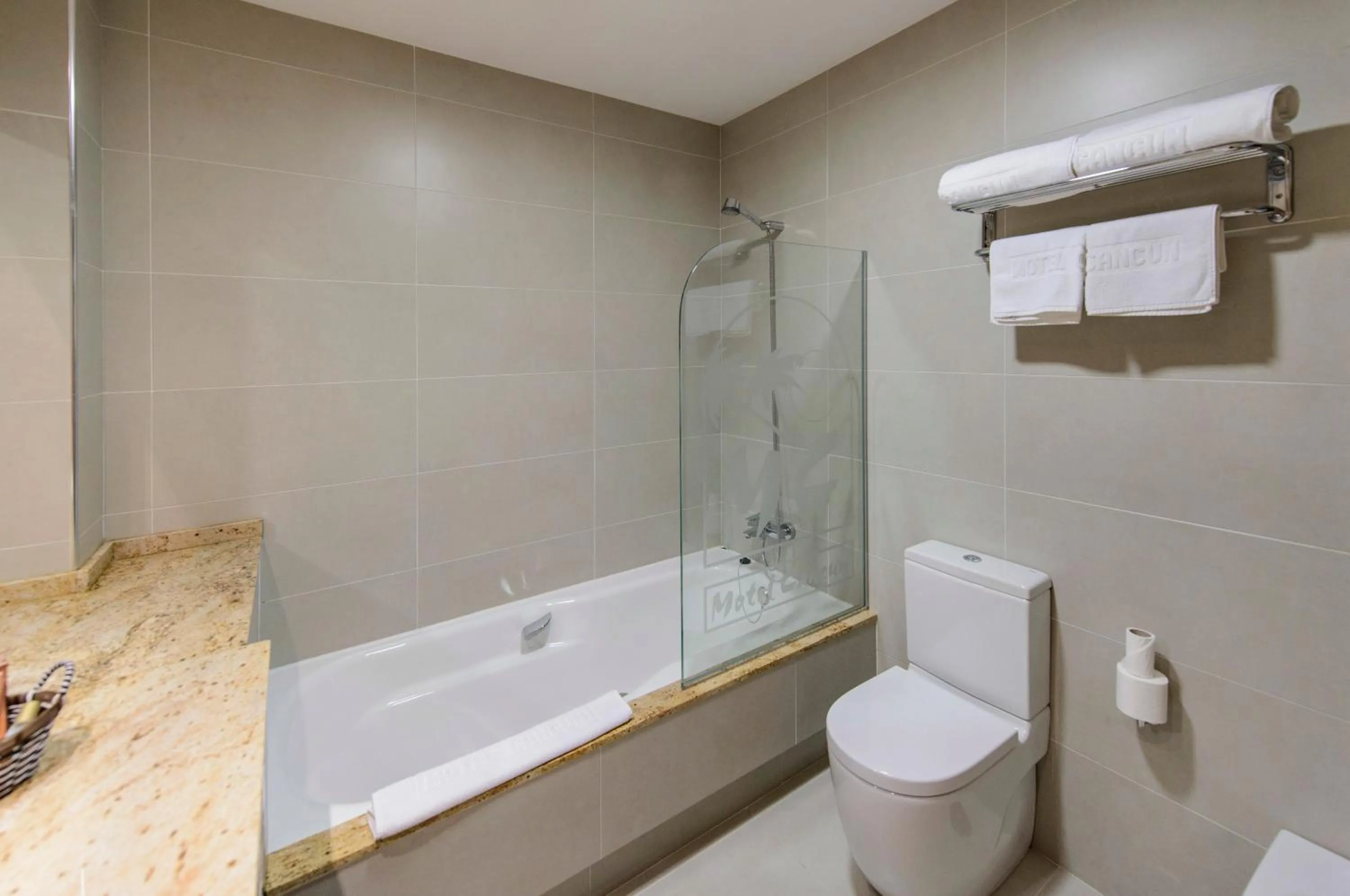 Toilet in Motel Cancun Avilés