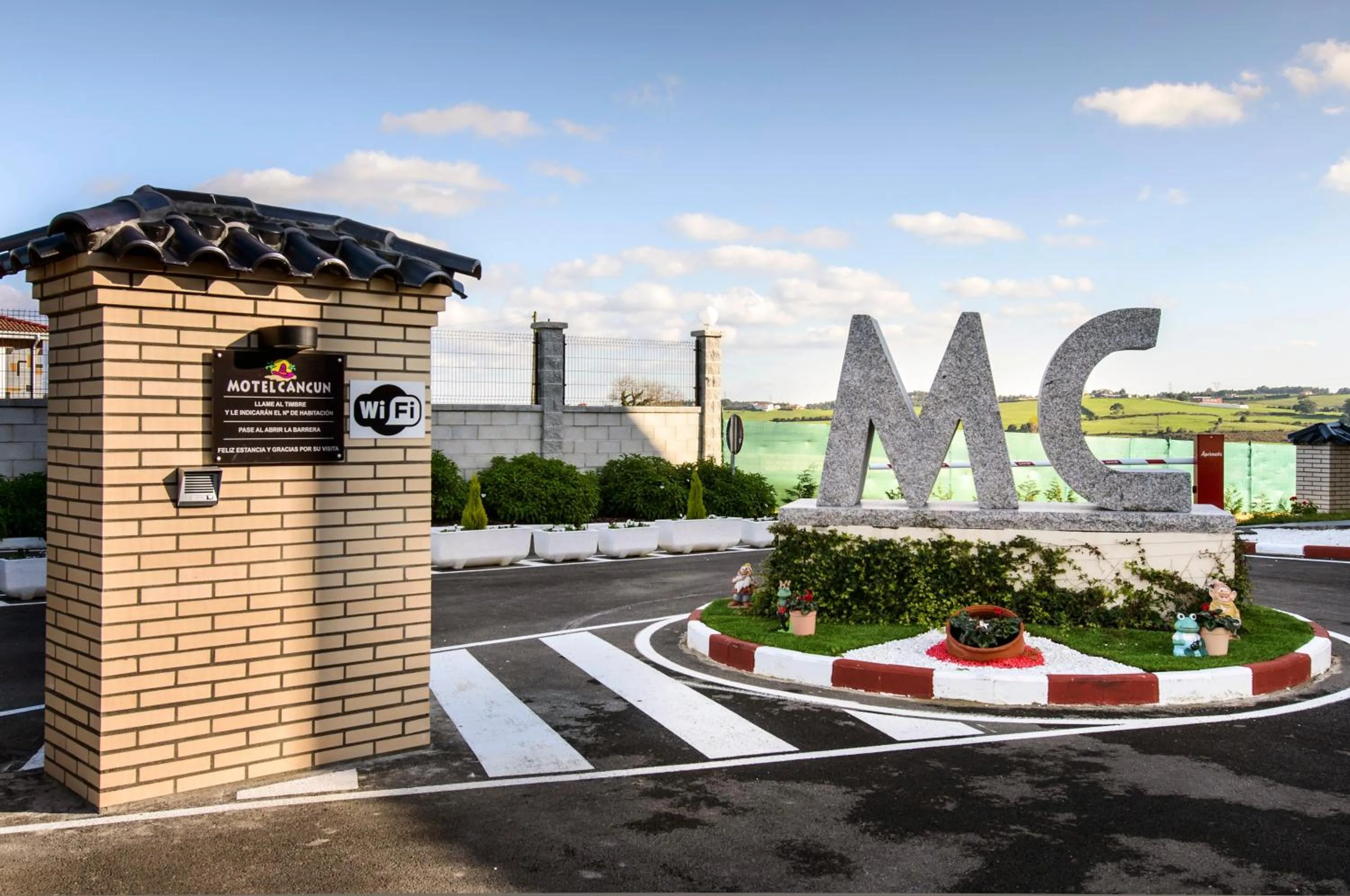 Logo/Certificate/Sign in Motel Cancun Avilés