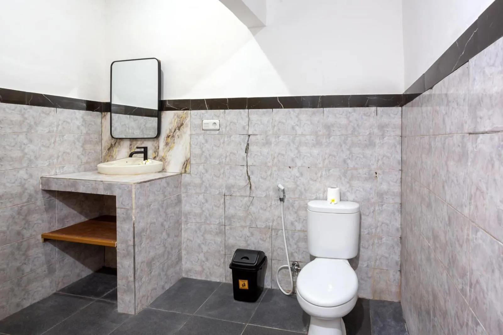 Toilet in Creative Trawangan Stay