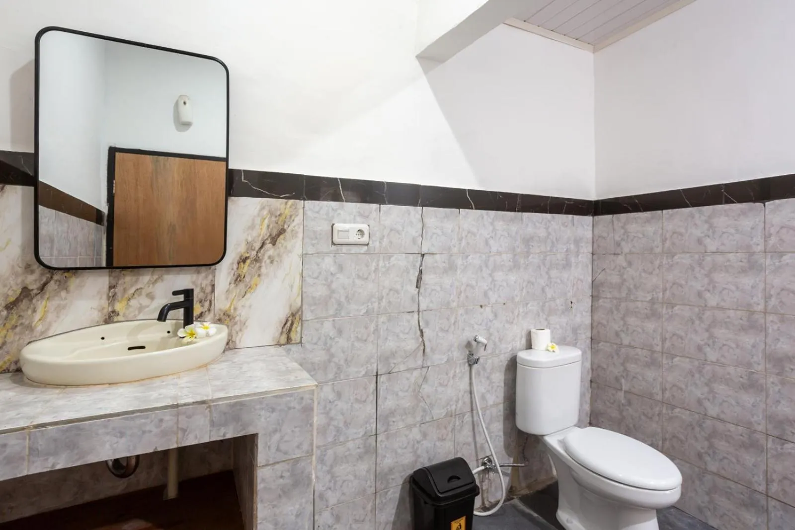 Toilet in Creative Trawangan Stay