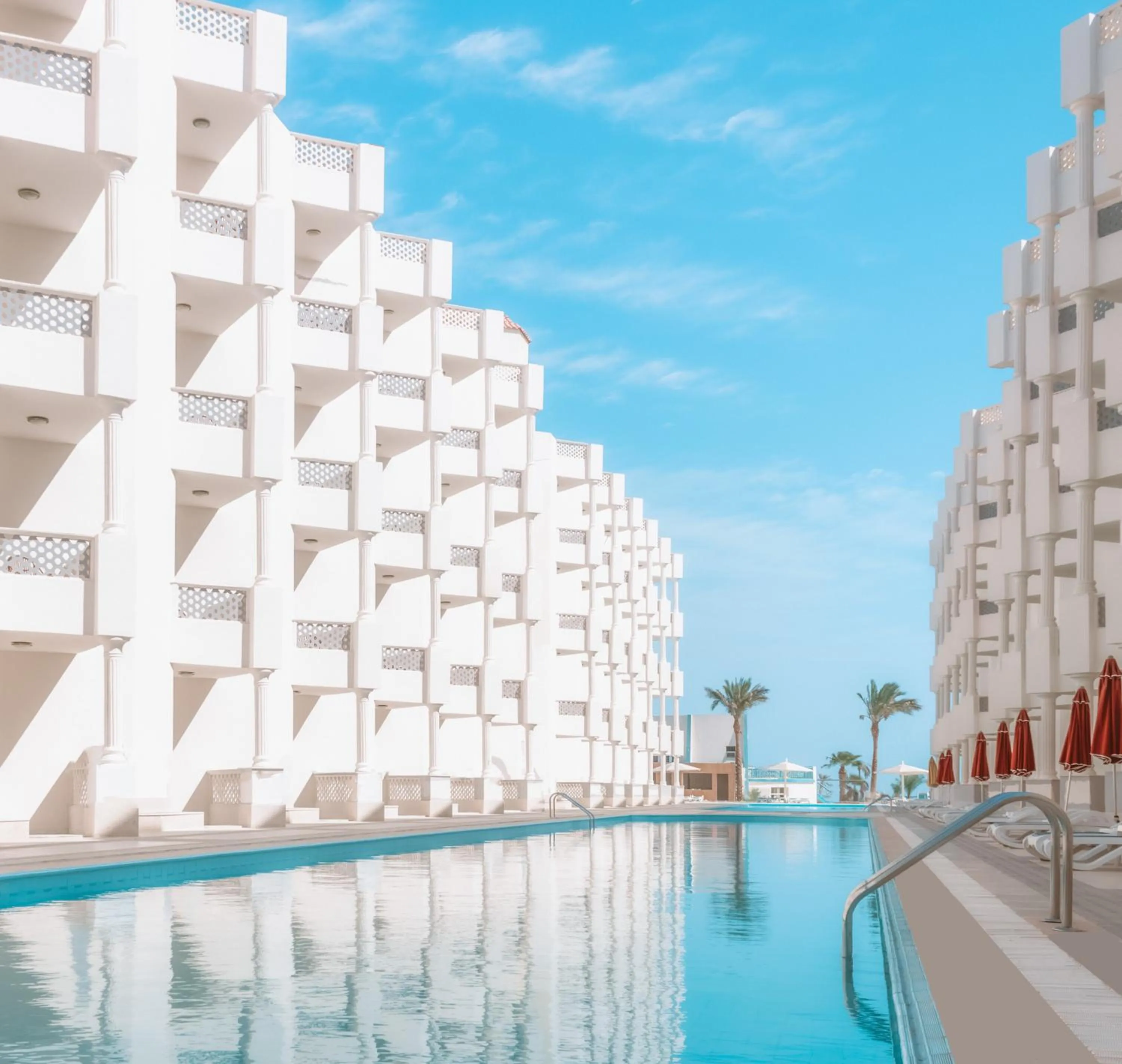 Swimming pool in White Valley Palace