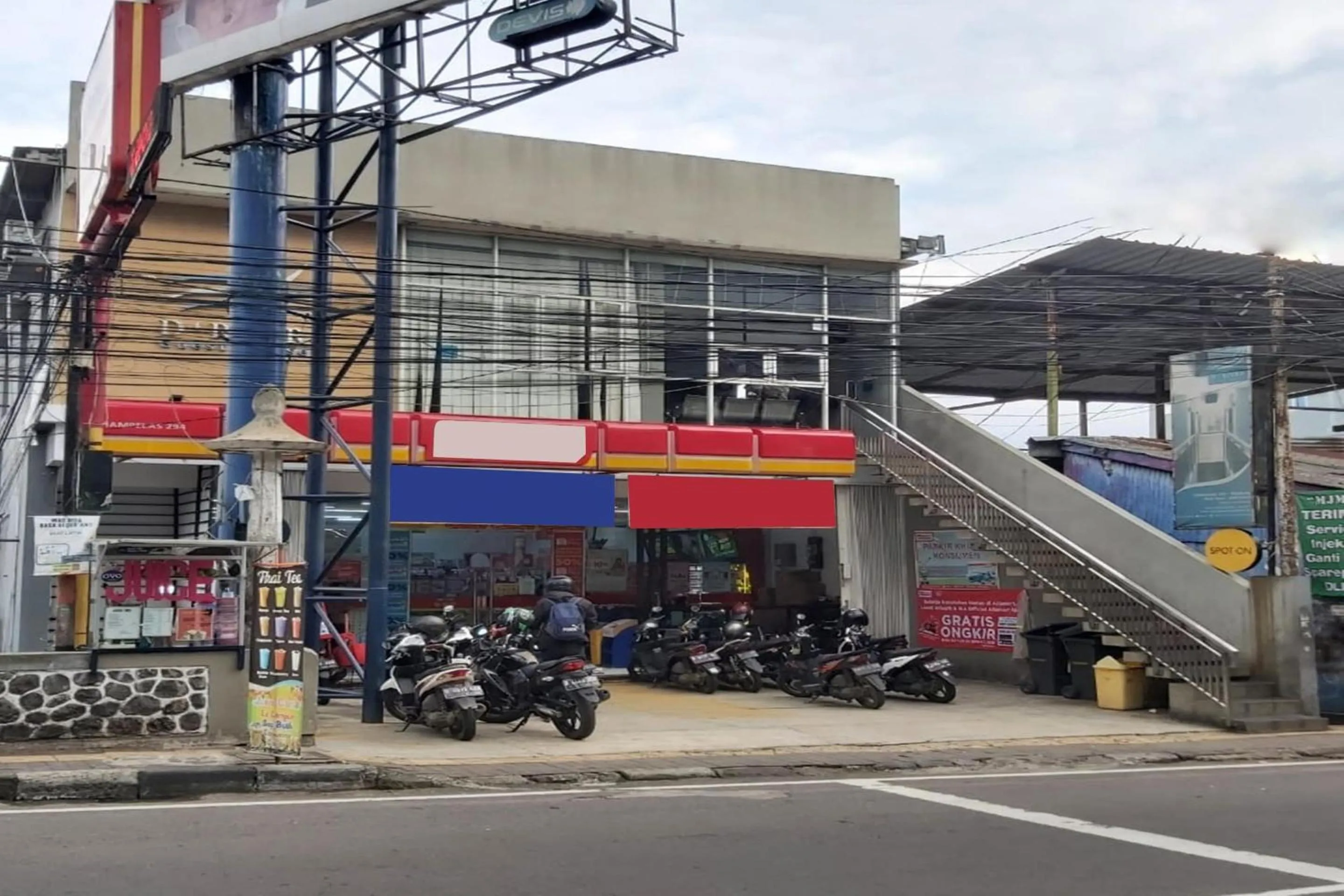 Facade/entrance in Hotel O Cihampelas Near Ciwalk Formerly D'River Guest House