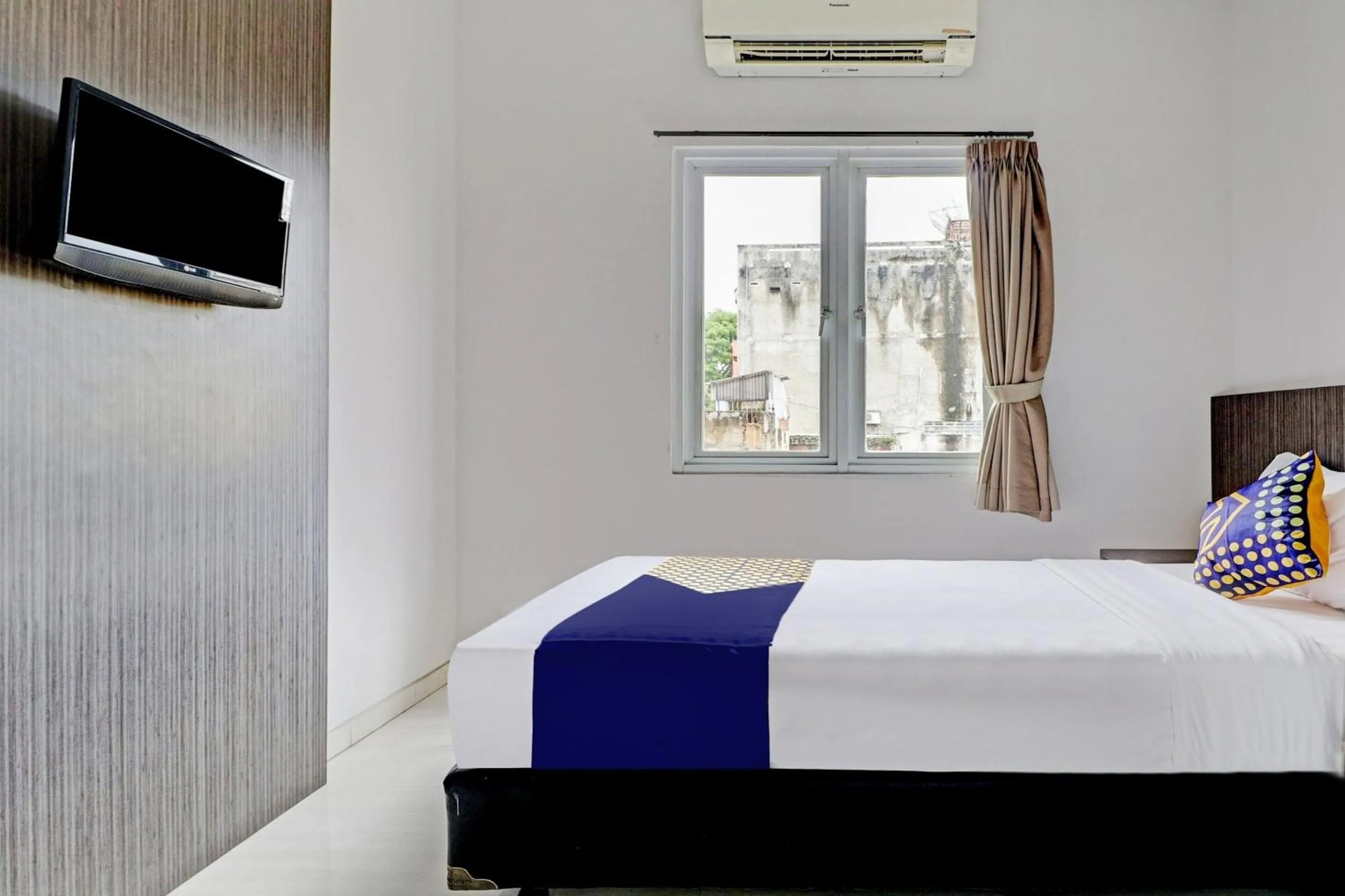 Bedroom, Bed in Hotel O Cihampelas Near Ciwalk Formerly D'River Guest House