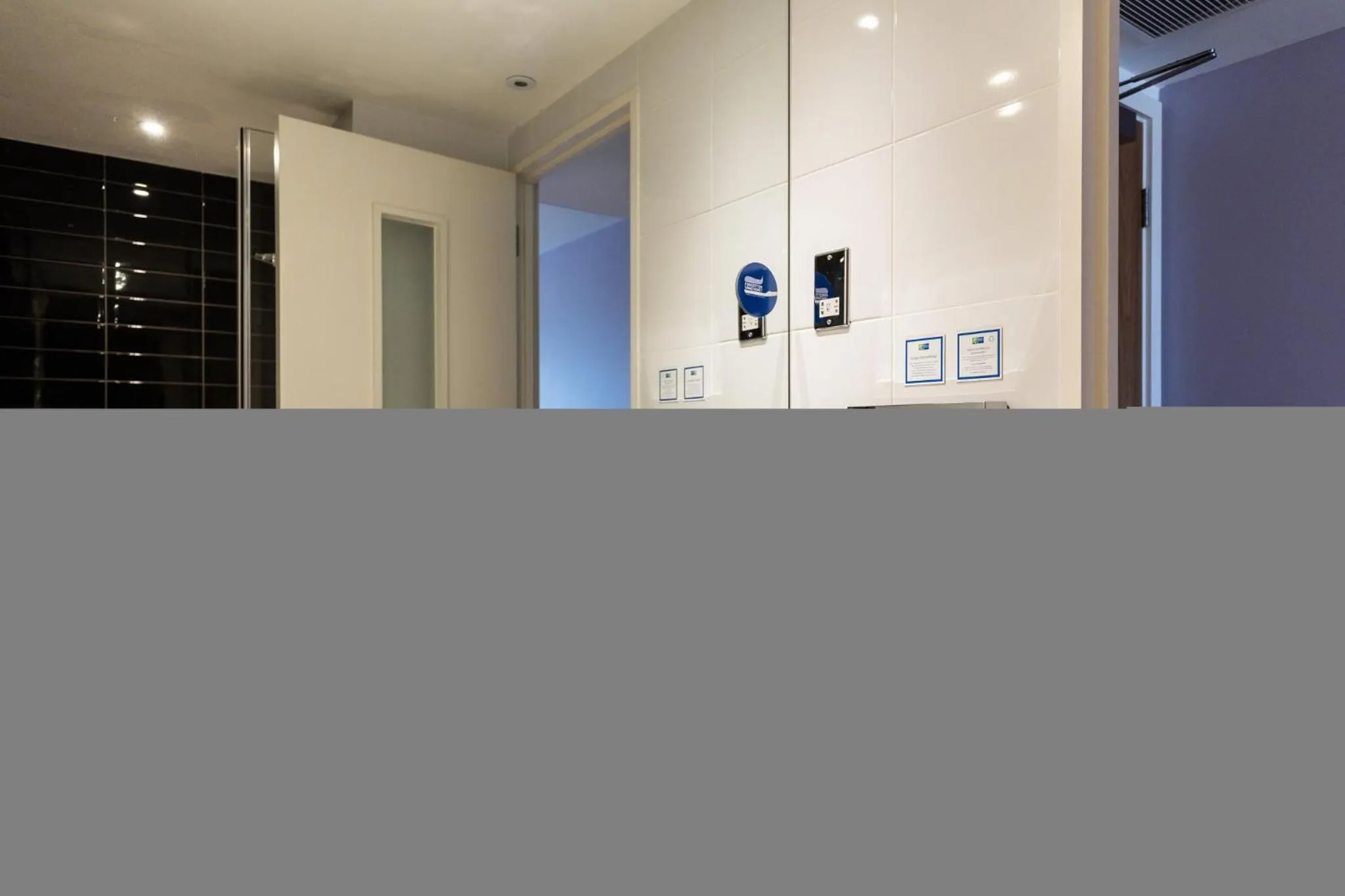 Photo of the whole room in Holiday Inn Express London Heathrow T5 by IHG