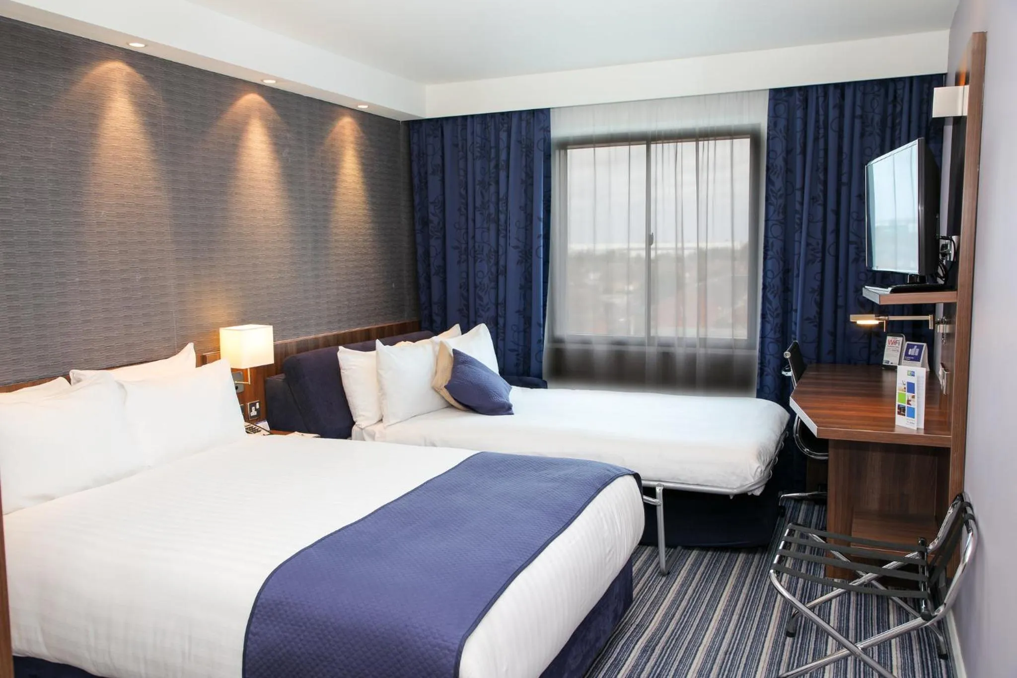 Photo of the whole room, Bed in Holiday Inn Express London Heathrow T5 by IHG