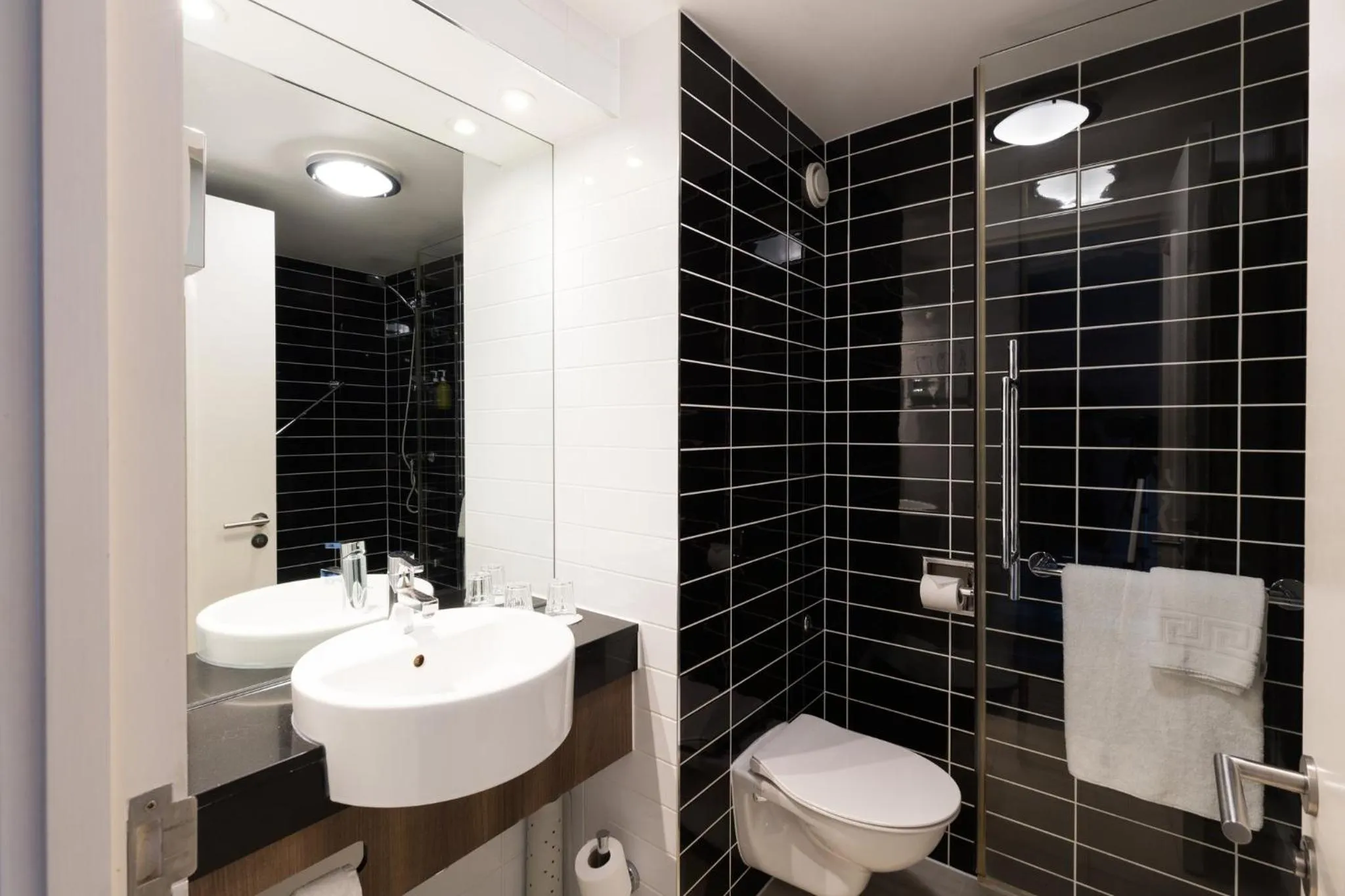 Photo of the whole room in Holiday Inn Express London Heathrow T5 by IHG