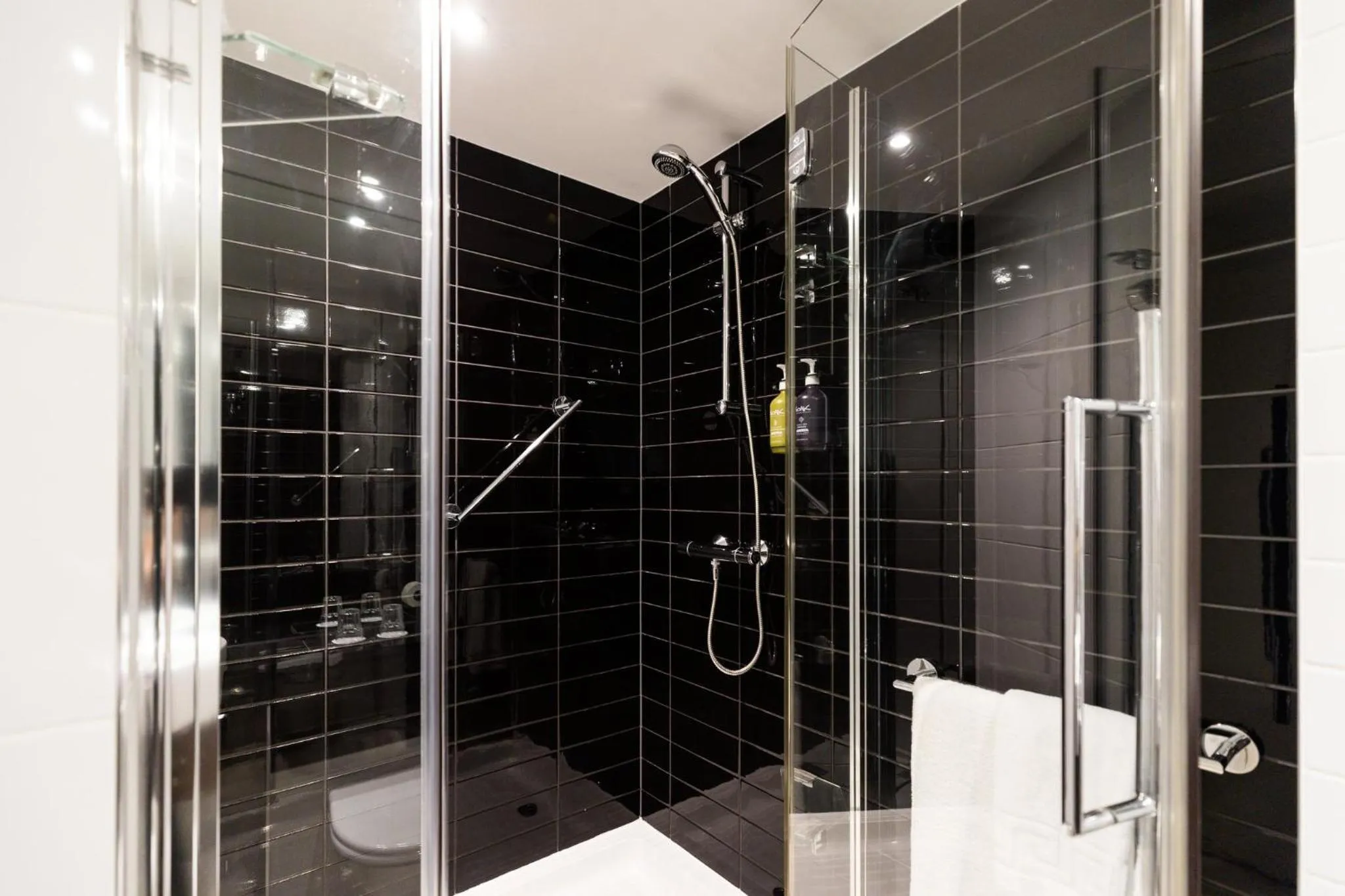 Photo of the whole room in Holiday Inn Express London Heathrow T5 by IHG