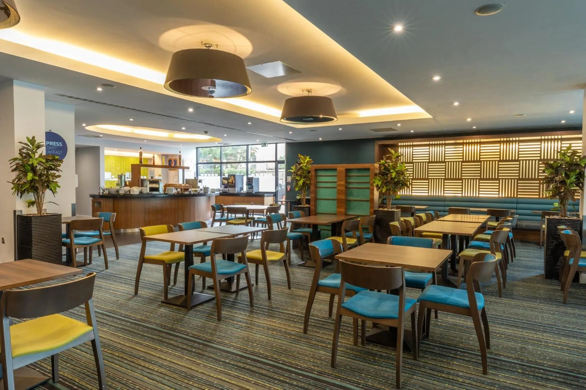 Restaurant/places to eat in Holiday Inn Express London Heathrow T5 by IHG