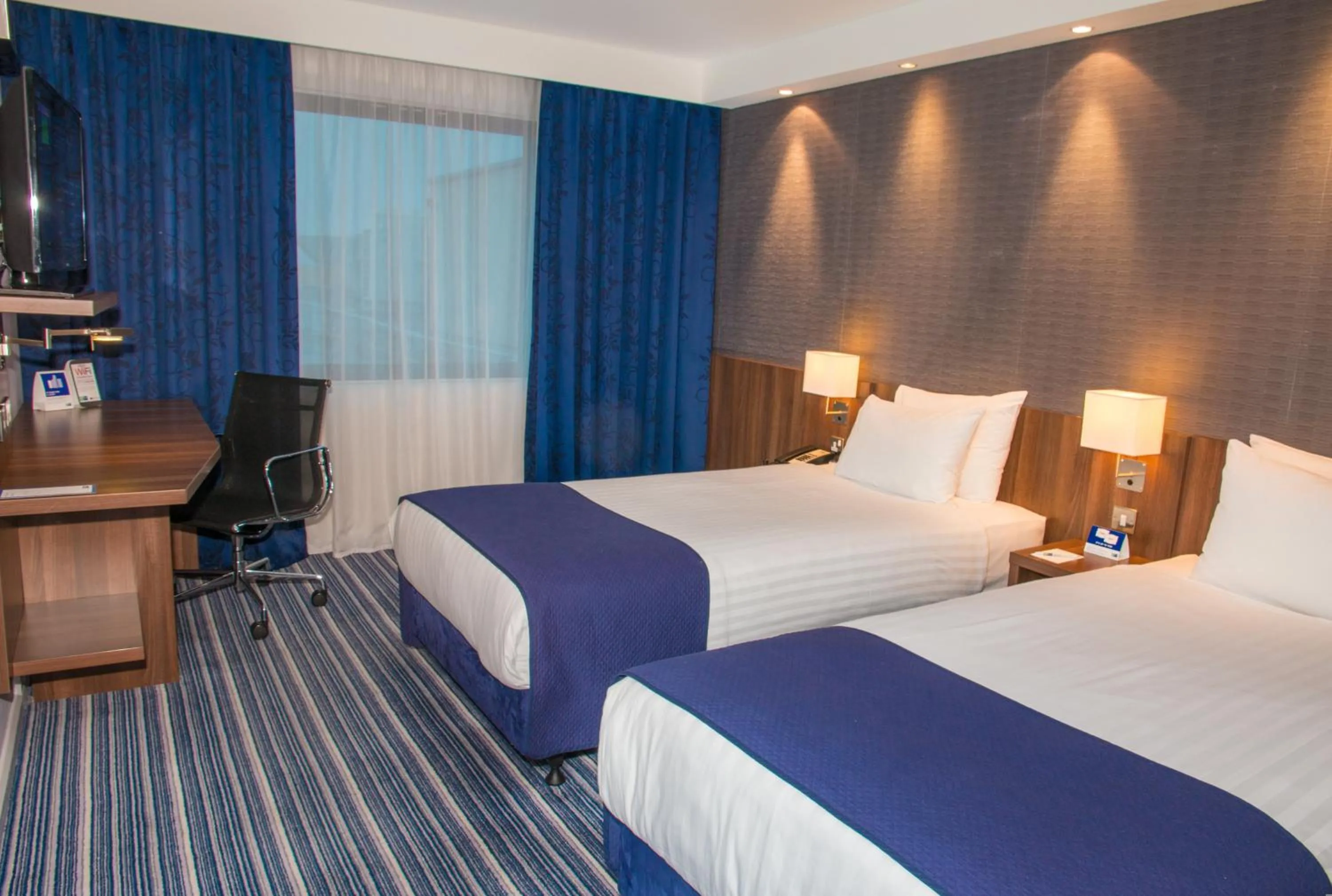 Photo of the whole room, Bed in Holiday Inn Express London Heathrow T5 by IHG