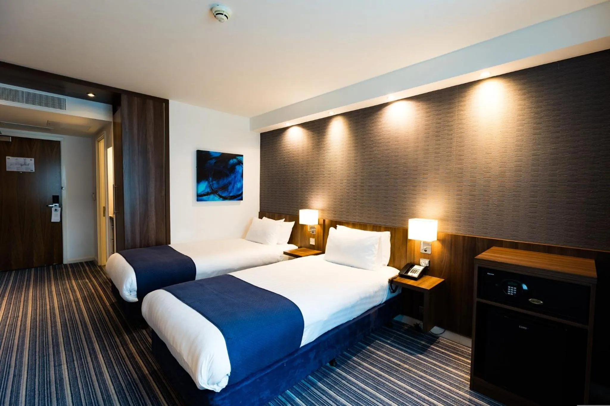 Photo of the whole room, Bed in Holiday Inn Express London Heathrow T5 by IHG