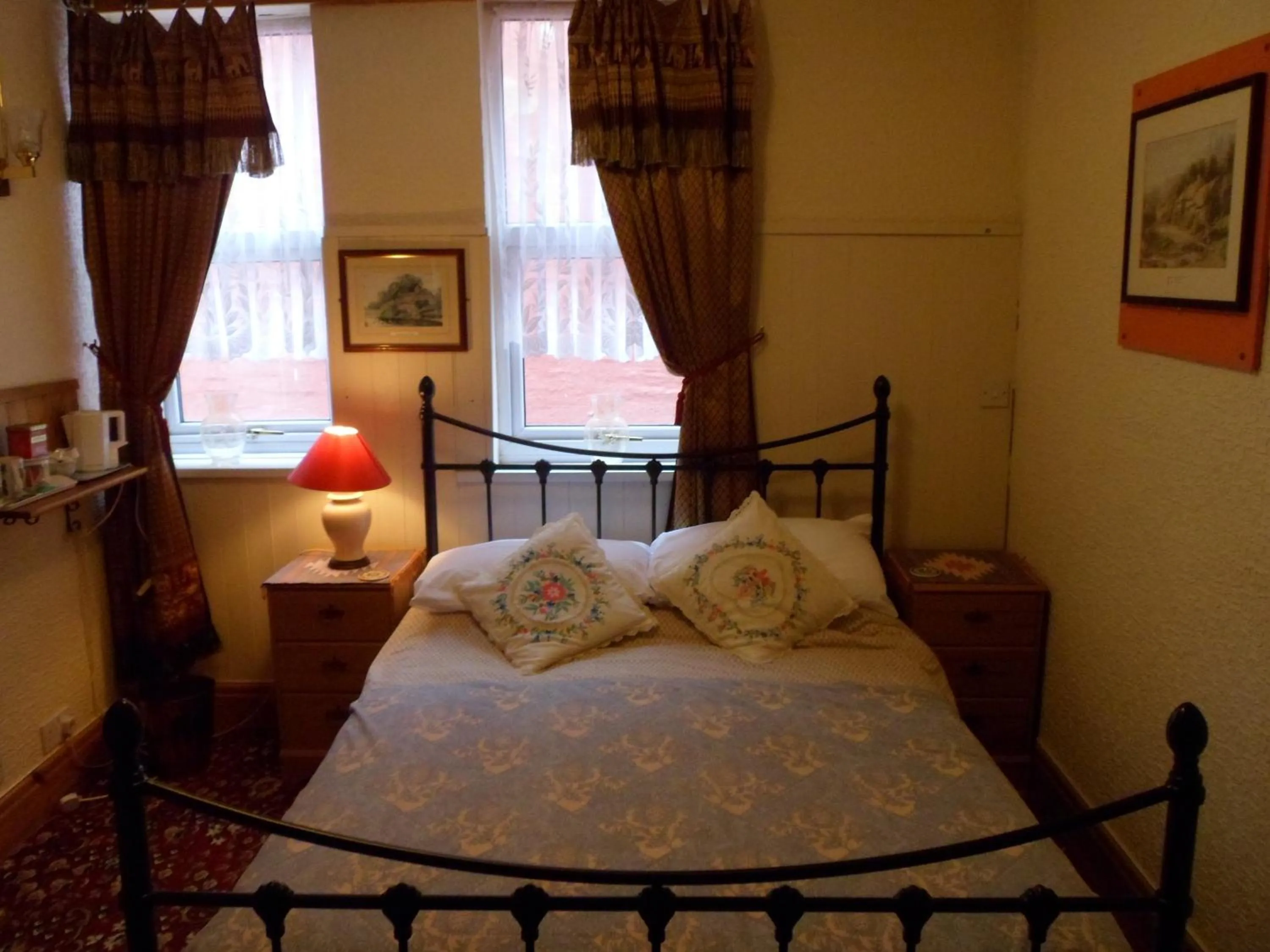 Bed in Camelot Hotel - Couples Only