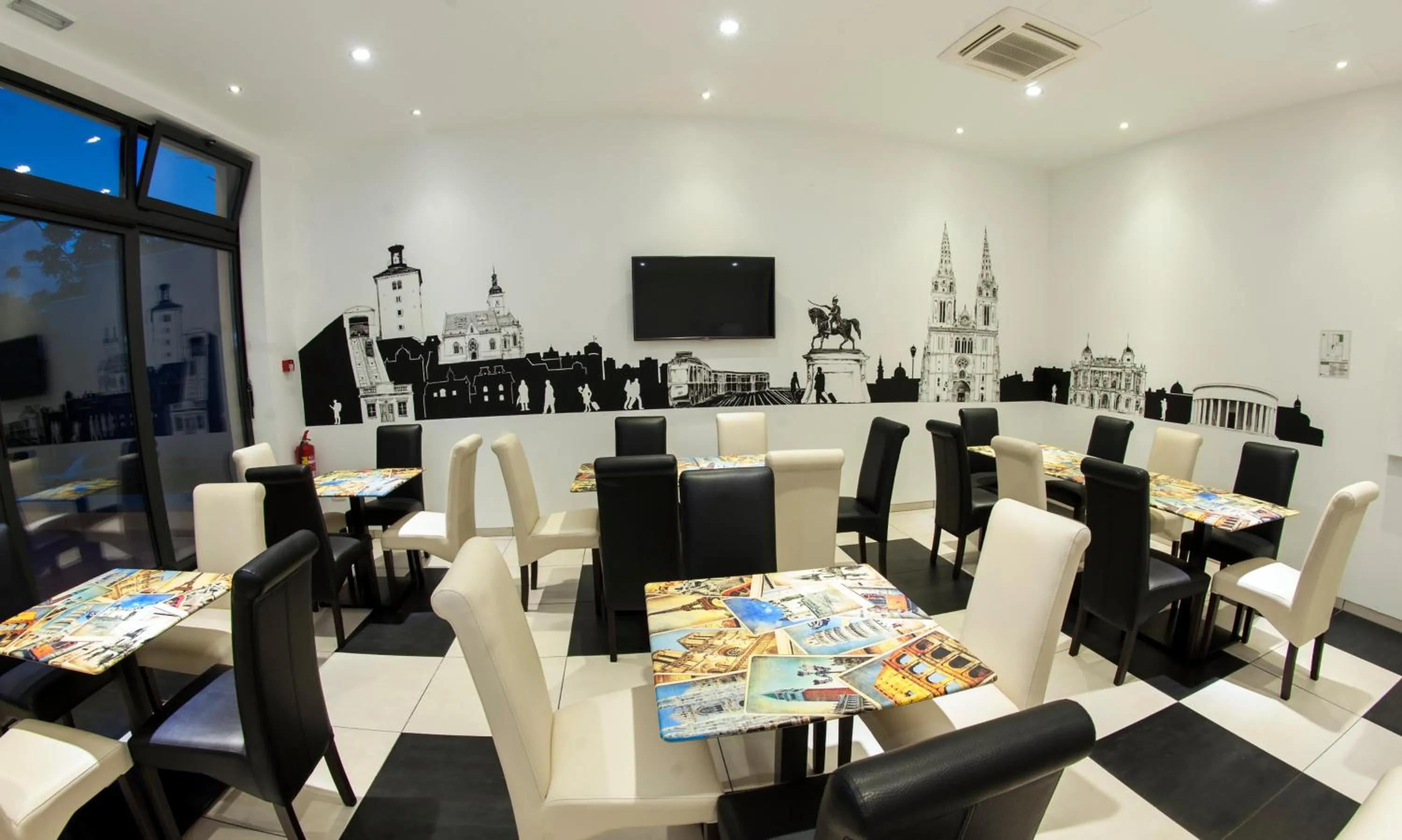 Communal lounge/ TV room in Hostel Moving