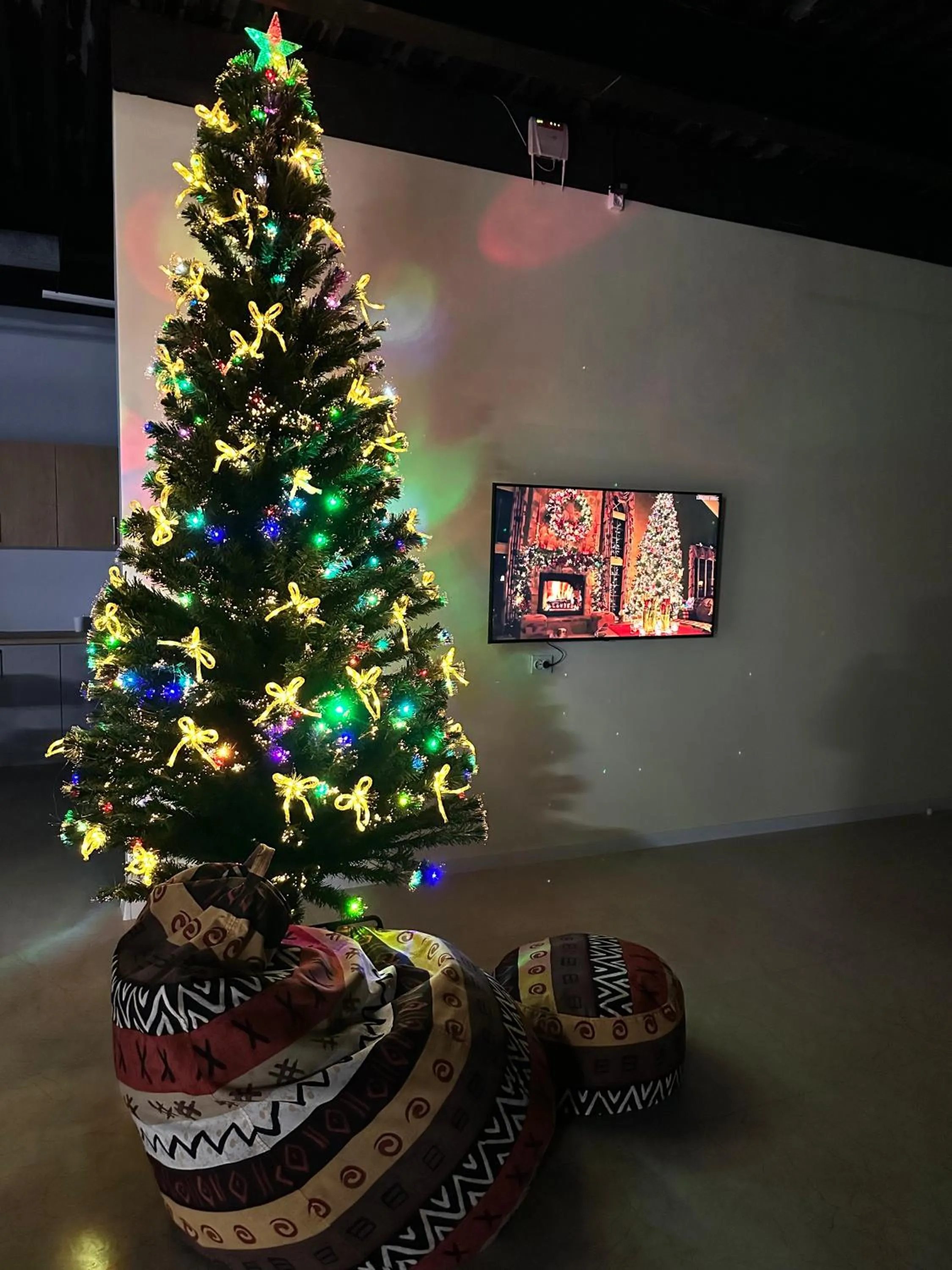 Communal lounge/ TV room in Hostel O2