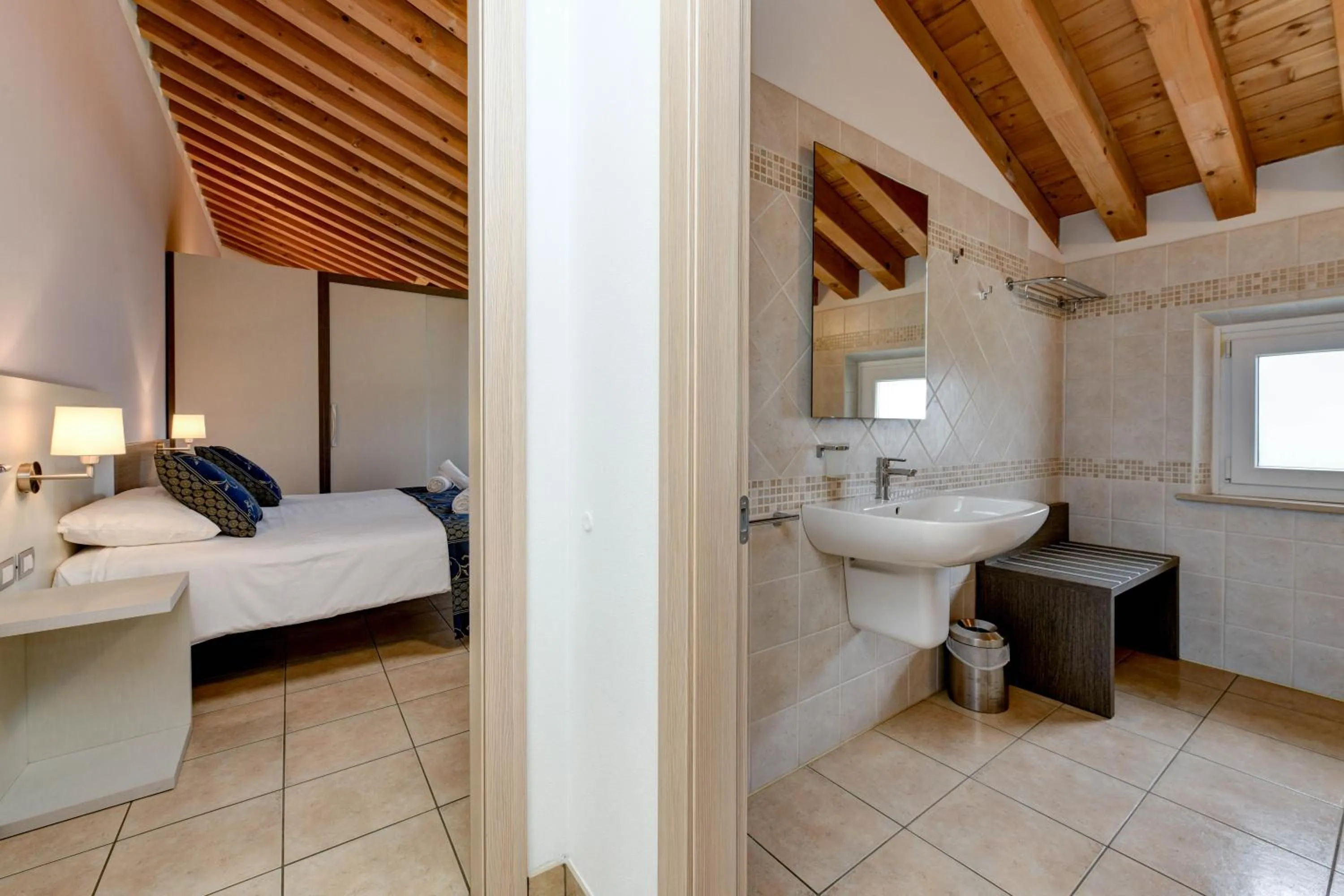 Shower, Bed in Residence Fontanelle