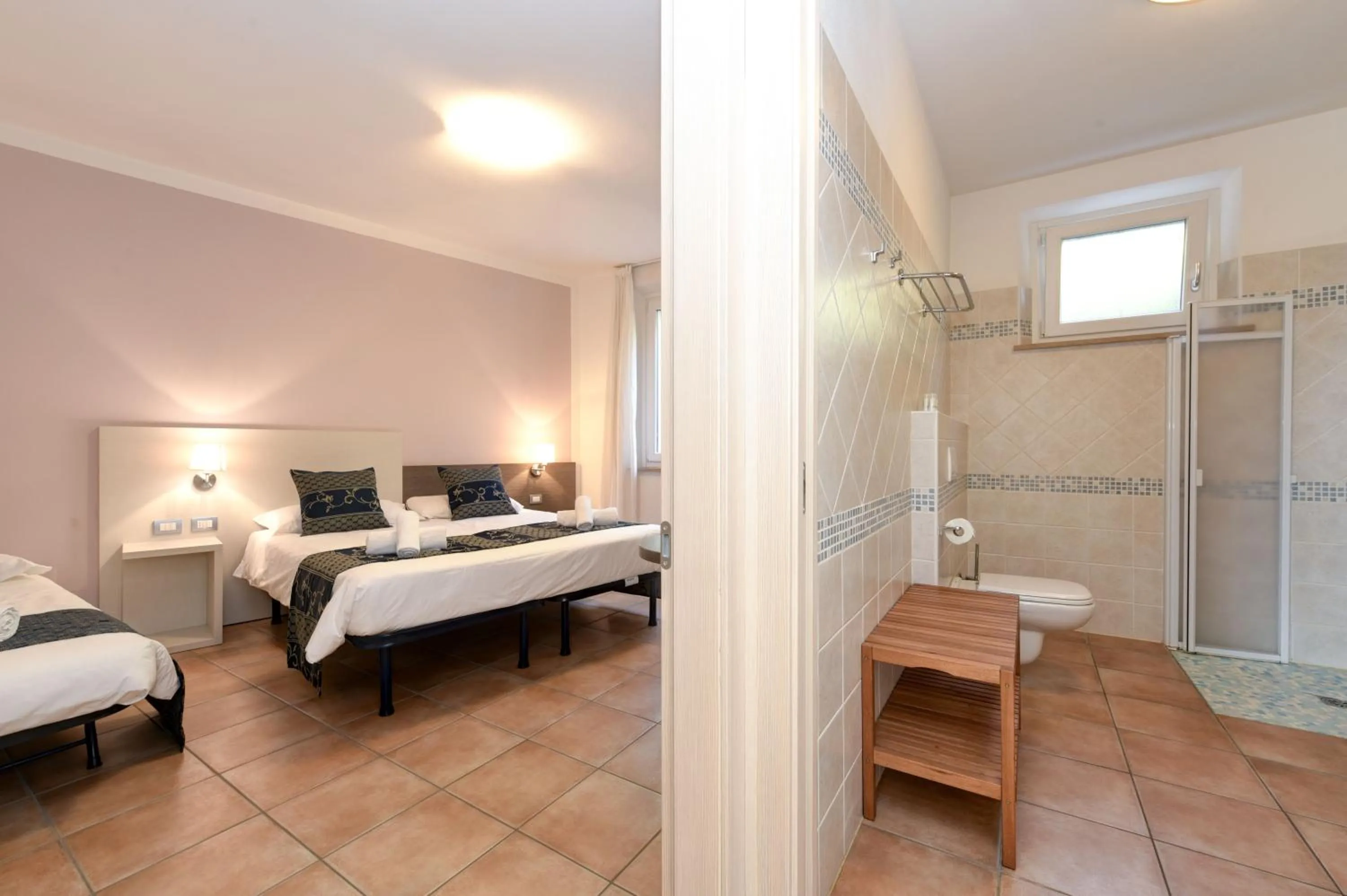 Shower, Bed in Residence Fontanelle