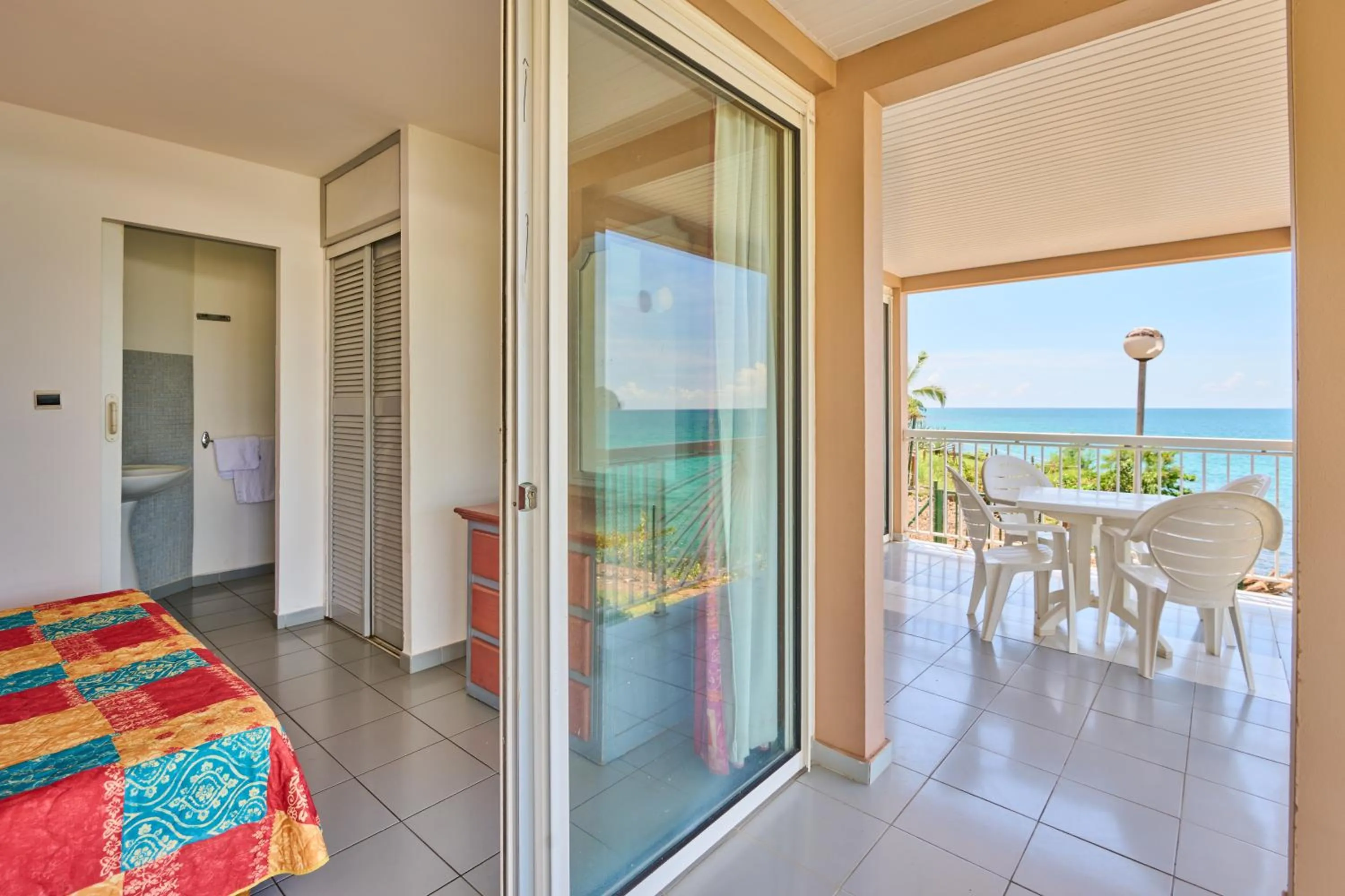 Photo of the whole room, Bed in Diamant Beach