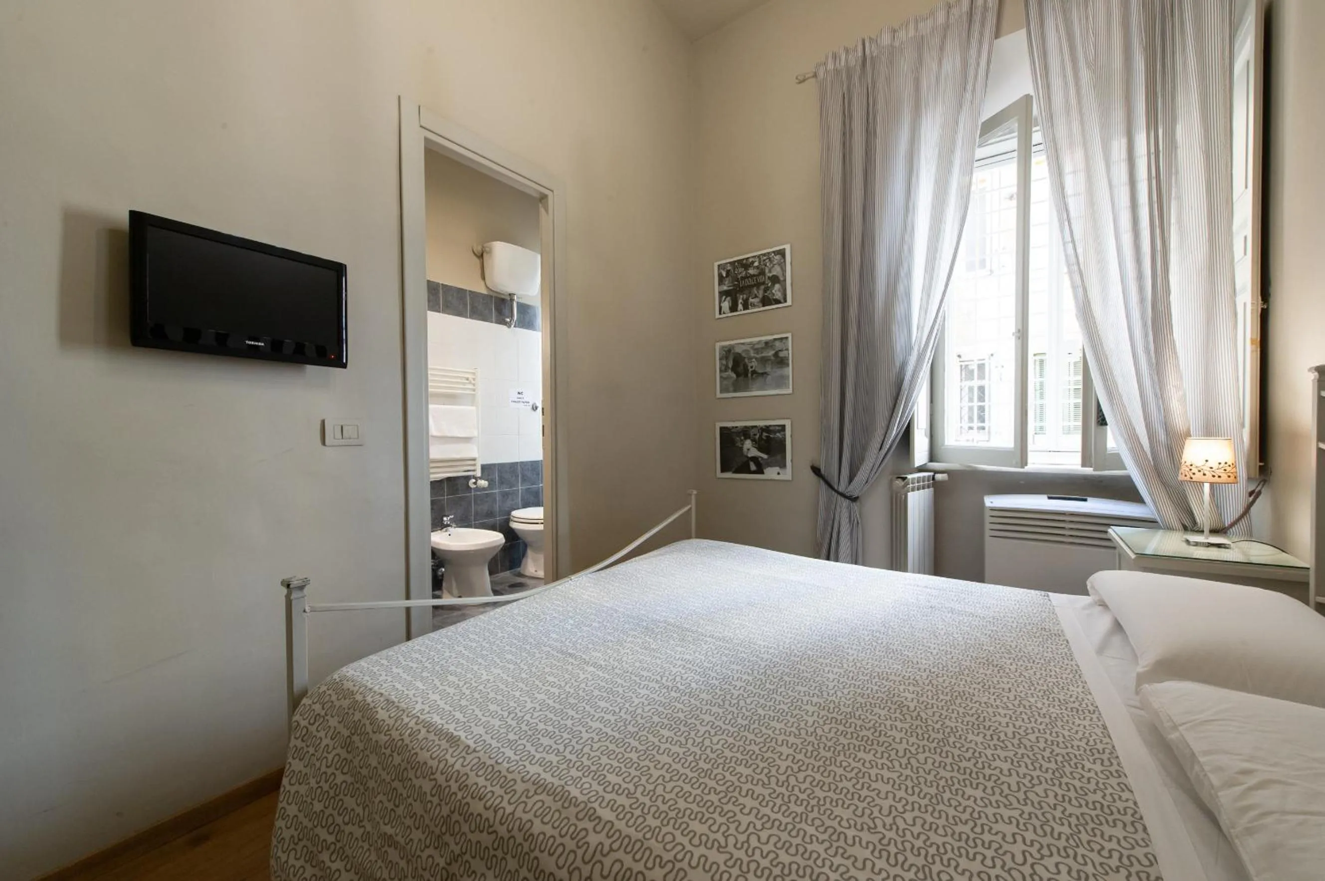 View (from property/room), Bed in Residenza Ottaviani Roma