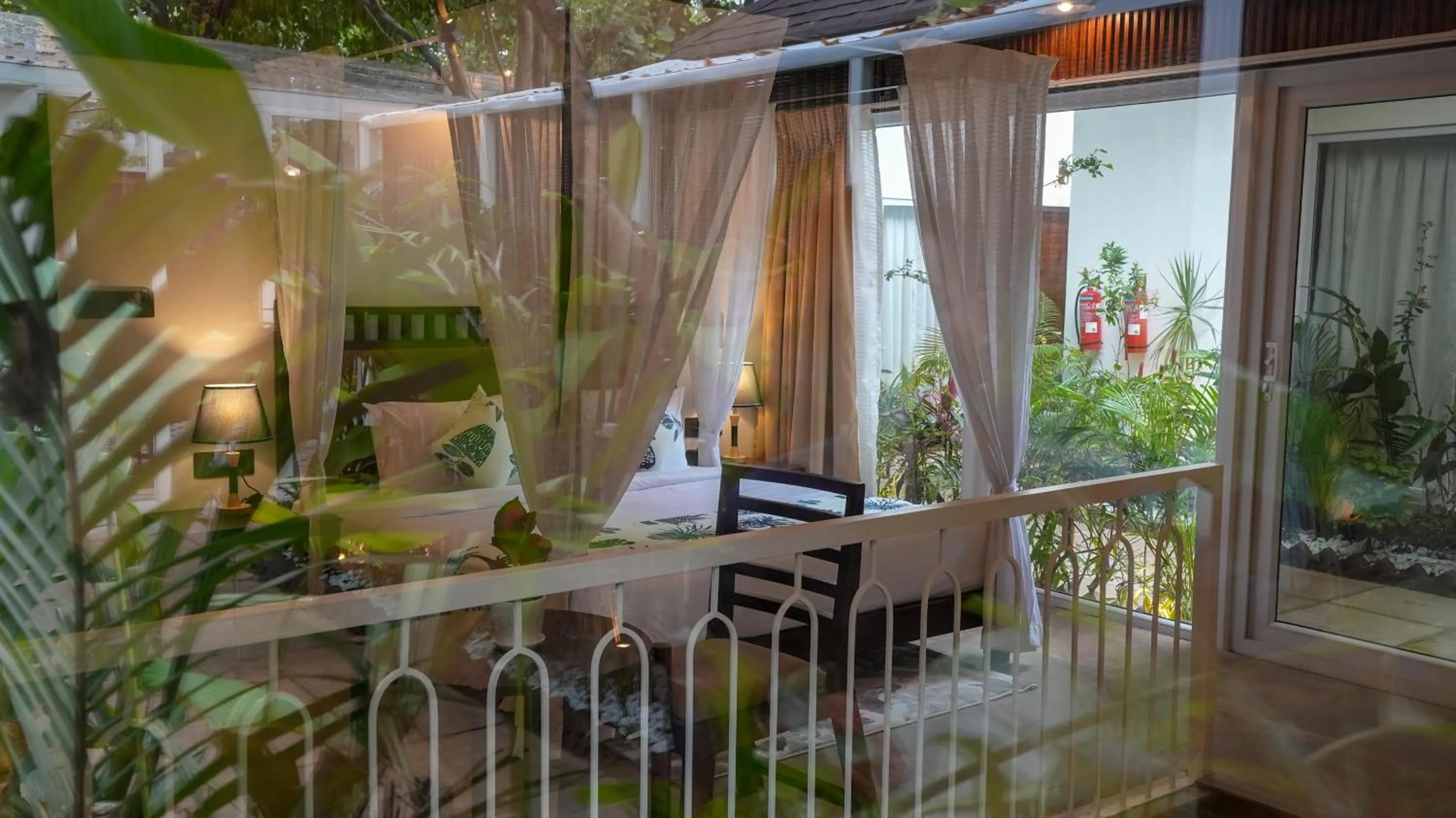 Patio in Swimup - Suites with private pool , Vagator