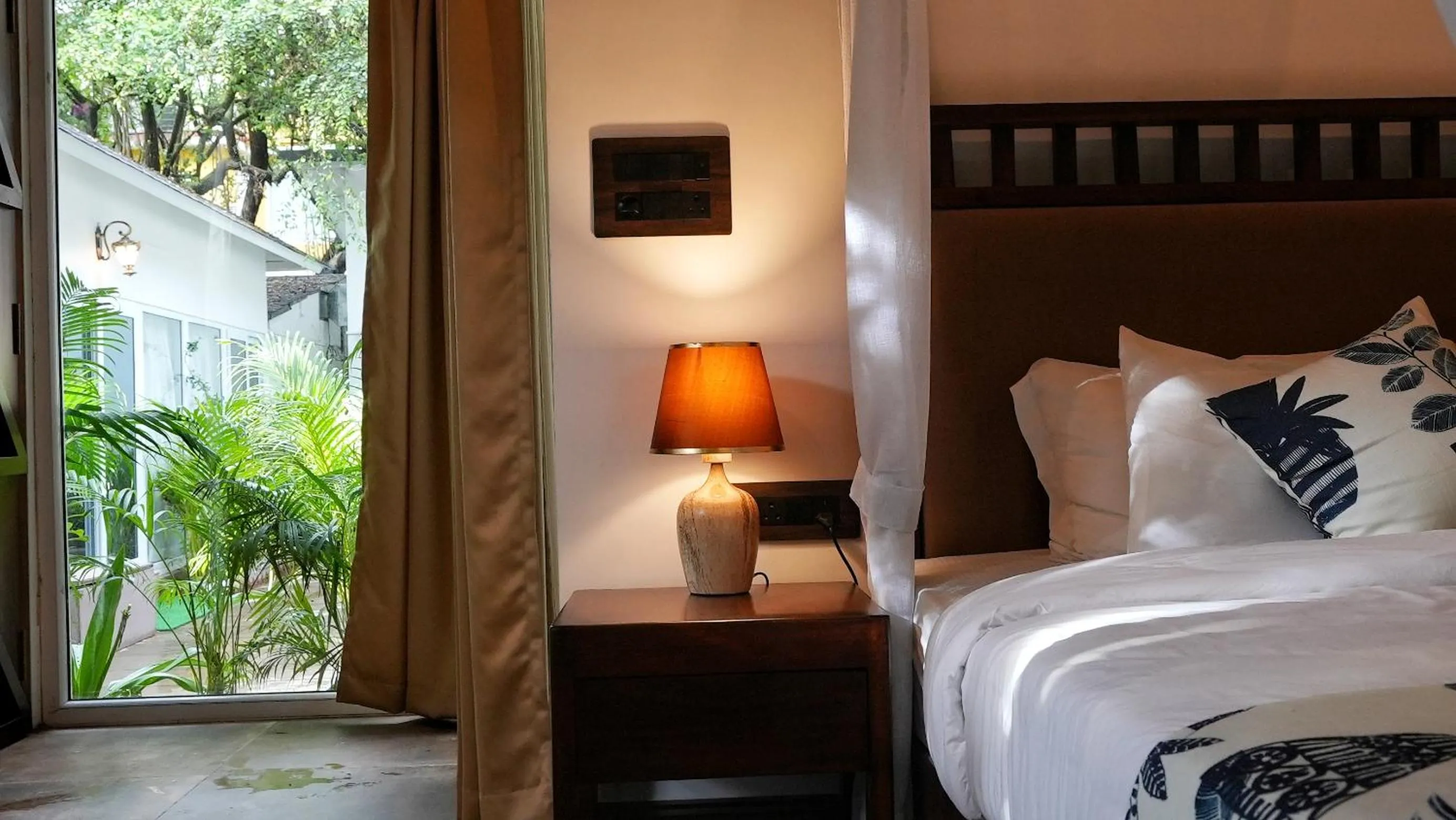 Bed in Swimup - Suites with private pool , Vagator