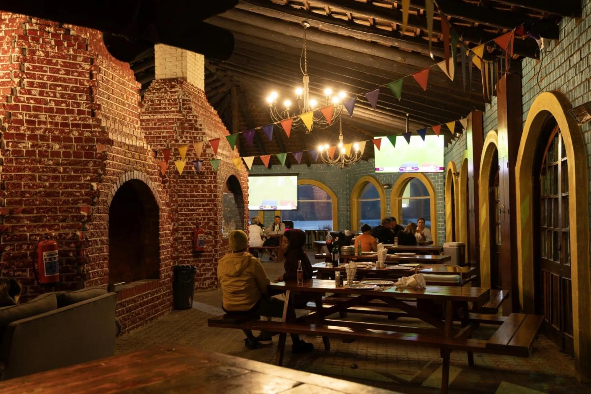 Restaurant/places to eat in First Group Qwantani