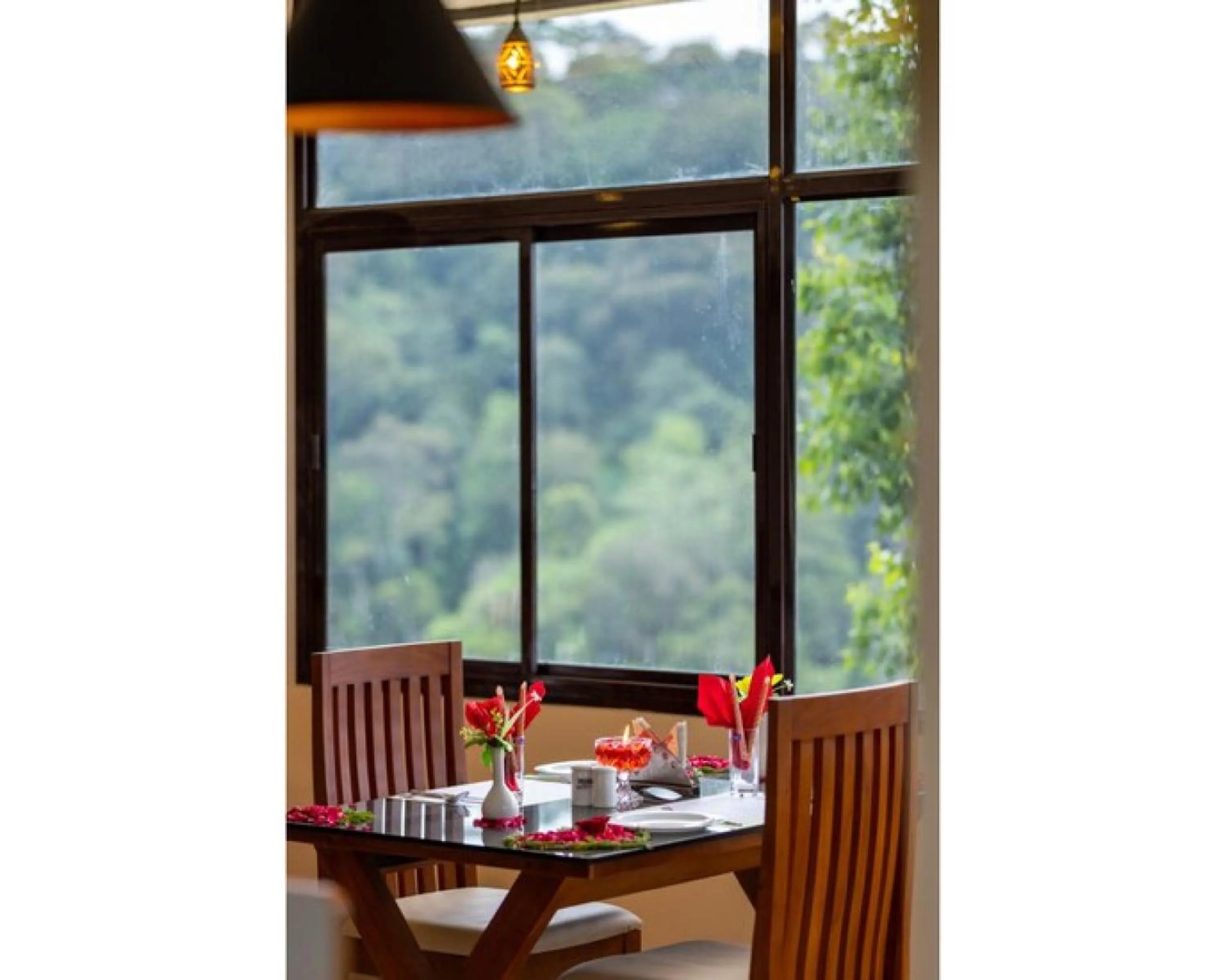 Restaurant/places to eat in Le Serene Munnar Luxury Resorts & Spa