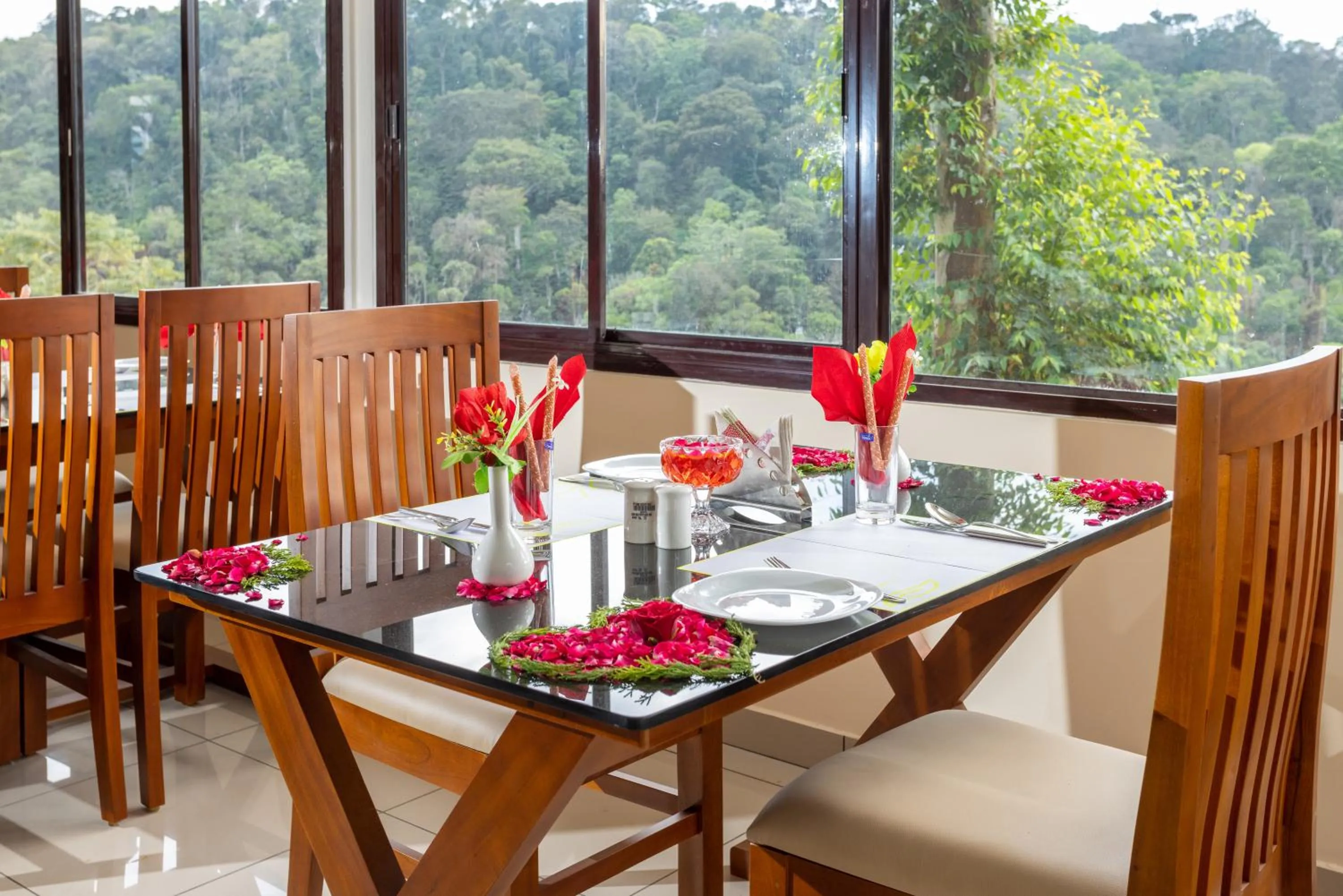 Restaurant/places to eat in Le Serene Munnar Luxury Resorts & Spa